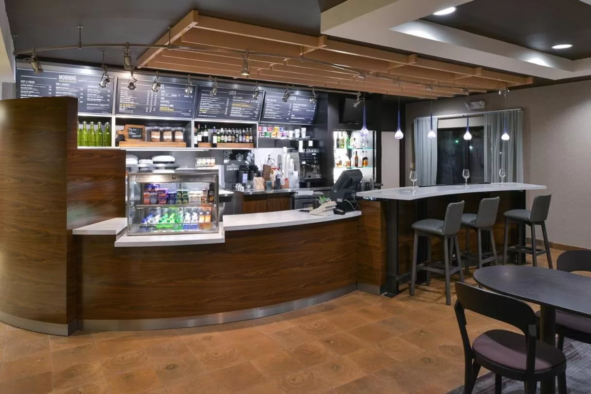 Lounge or bar in Courtyard by Marriott Charlotte Matthews