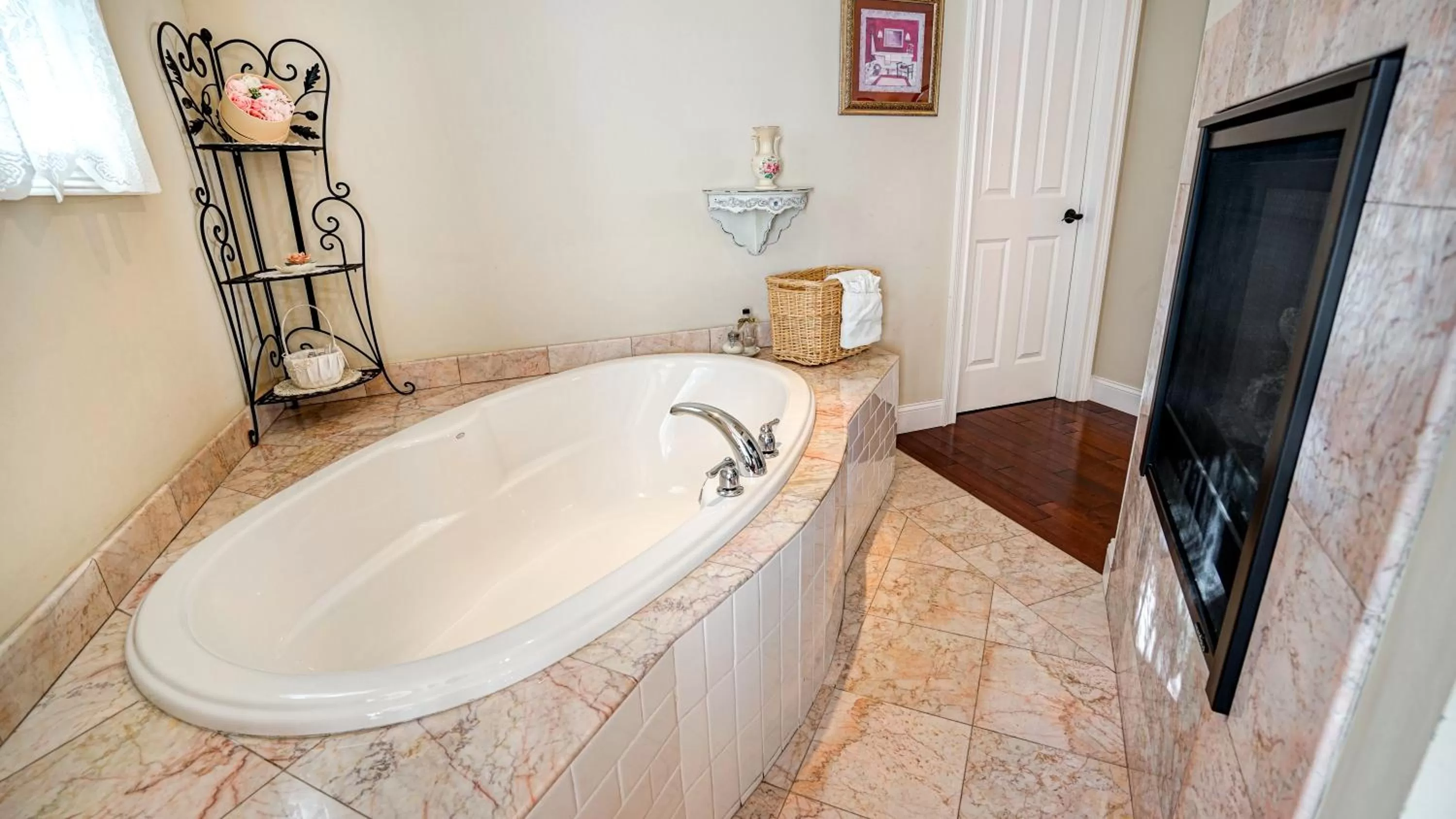 King Suite in The River Belle Inn