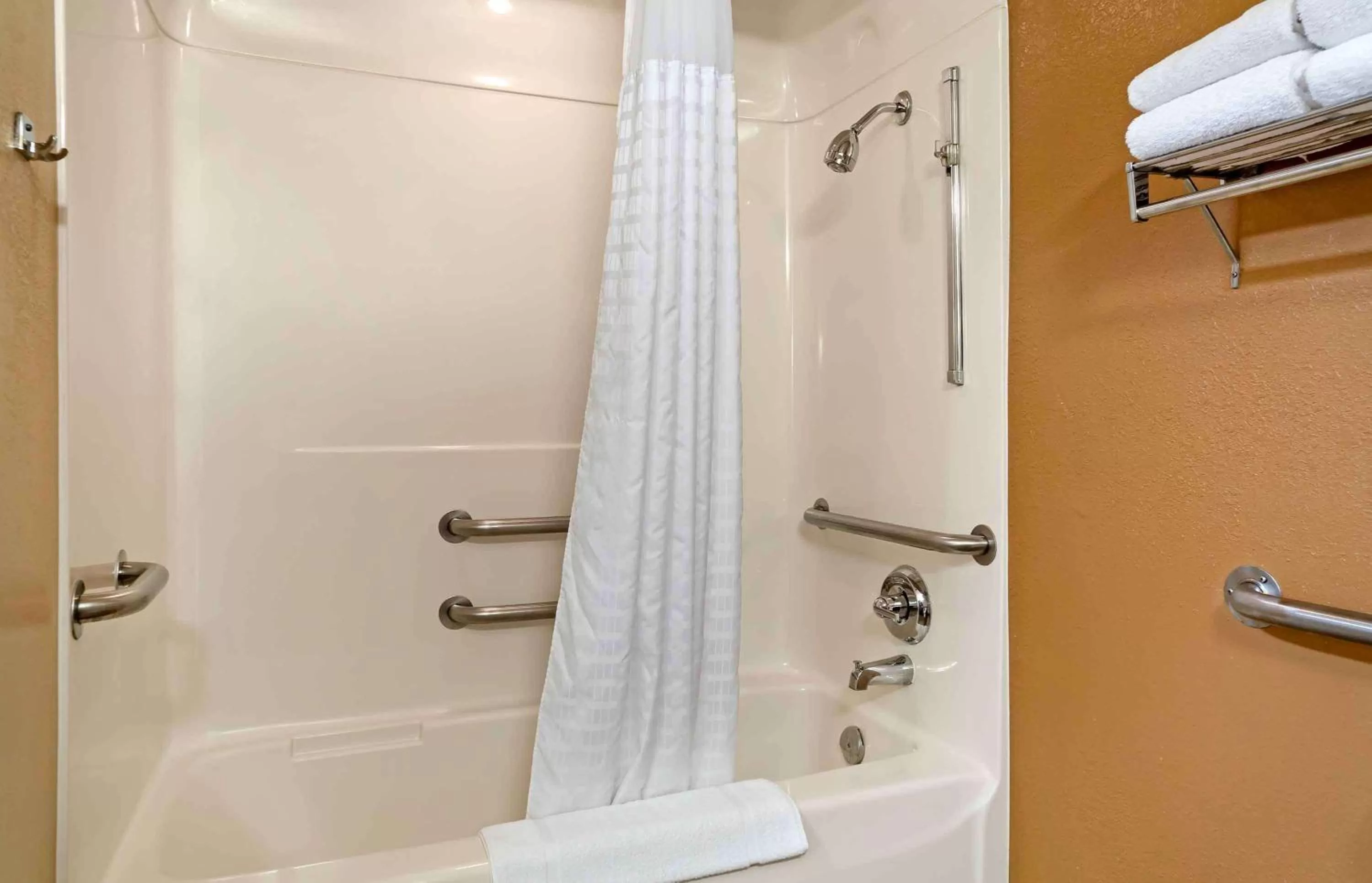 Bathroom in Extended Stay America Select Suites - Detroit - Farmington Hills