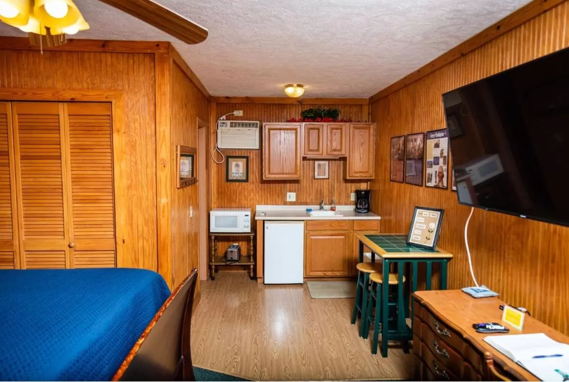 Bed in Mountain Aire Cottages, Inn, & Glamping