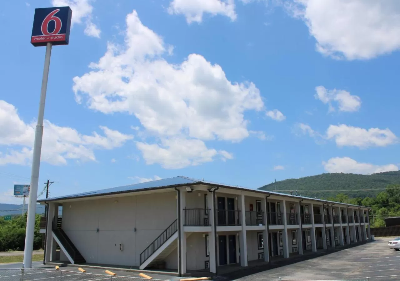 Property building in Studio 6 Suites Chattanooga TN Lookout Mtn.