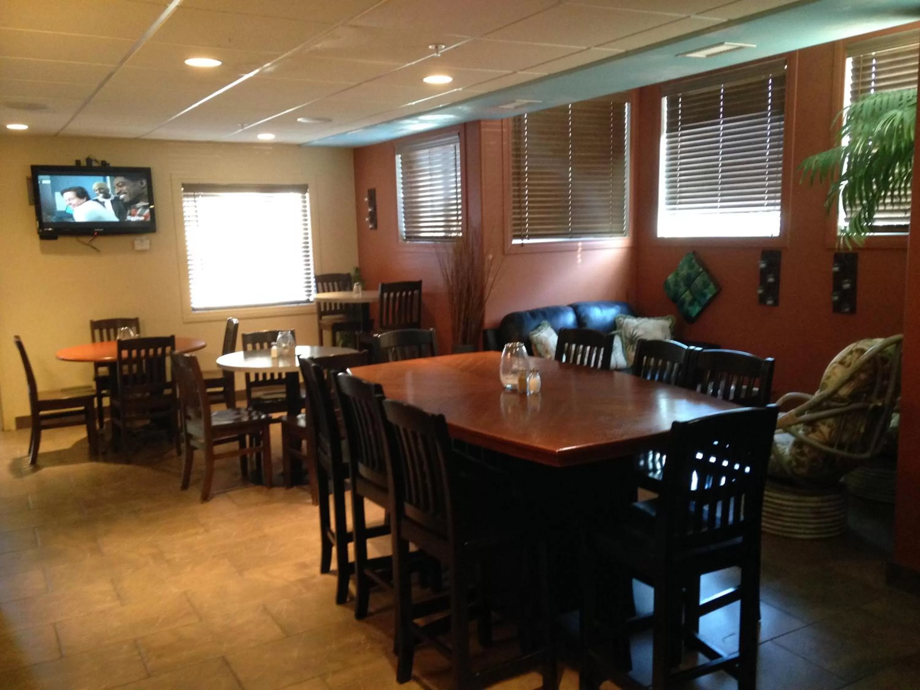 Restaurant/places to eat in Franklin Suite Hotel