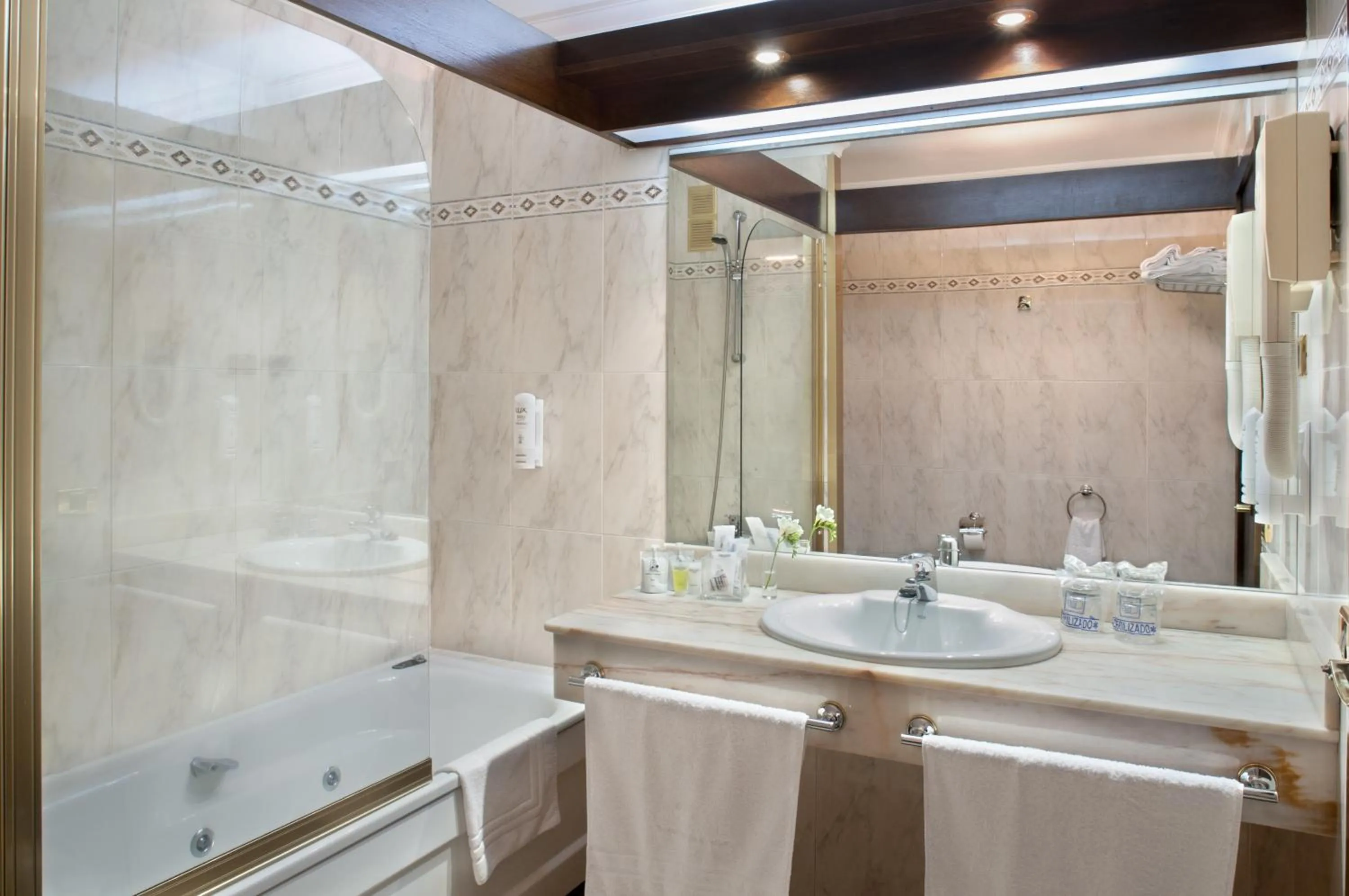 Hot Tub in Hotel Bahía de Vigo