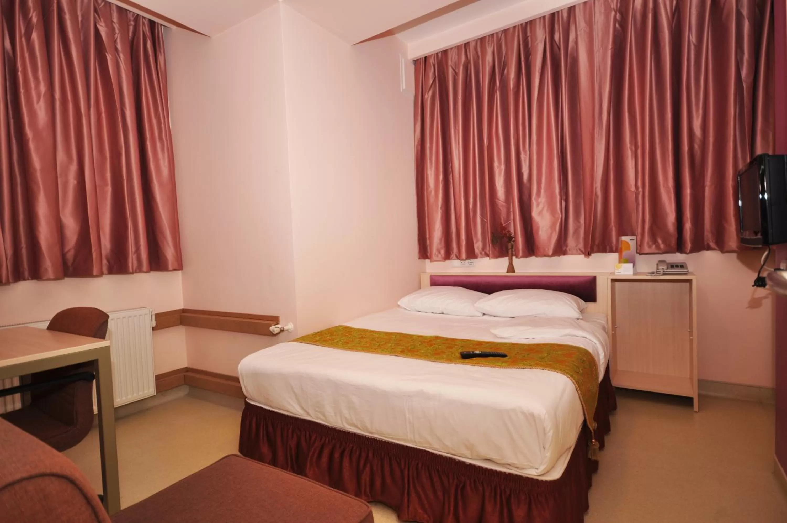 Photo of the whole room, Bed in Han Hotel