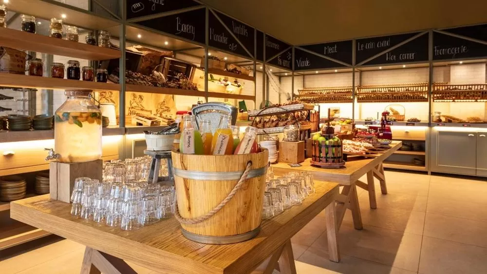 Restaurant/places to eat in Le Grand Pavillon Chantilly