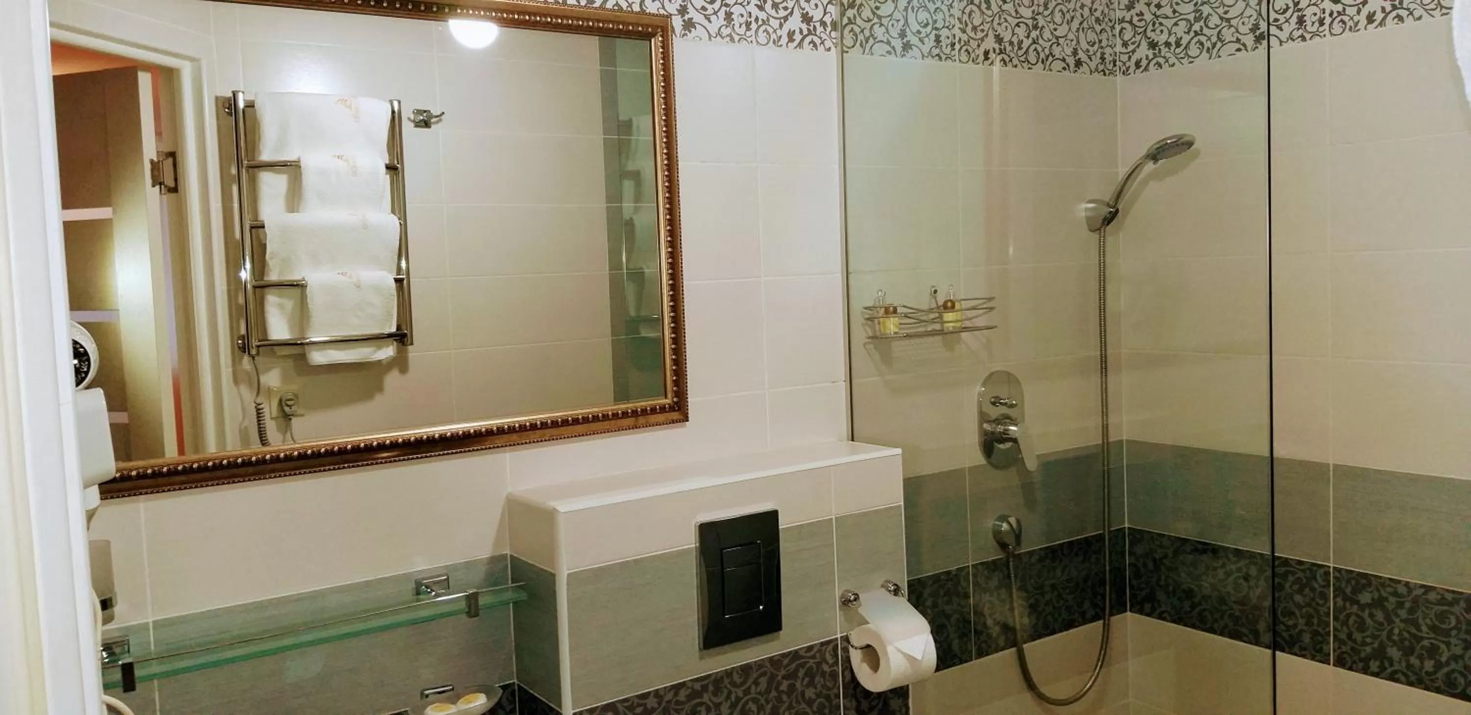 Bathroom in Shalanda