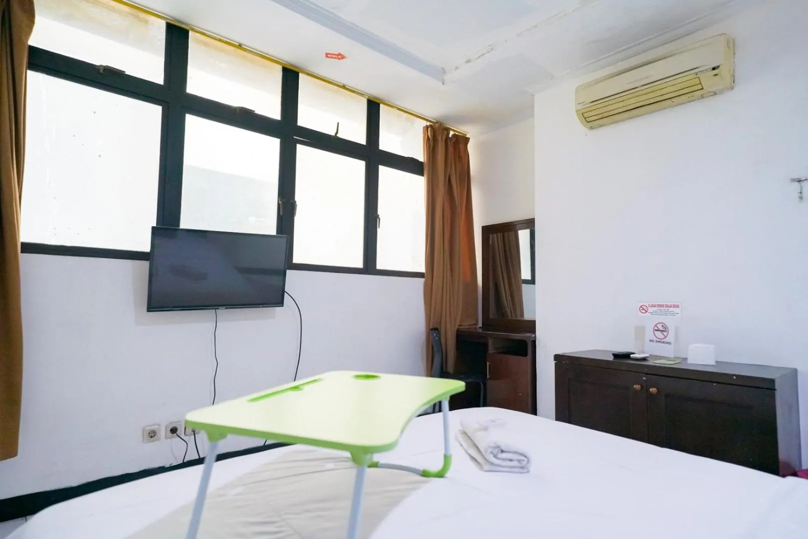 Bedroom, TV/Entertainment Center in Urbanview Hotel Bes Mangga Besar by RedDoorz