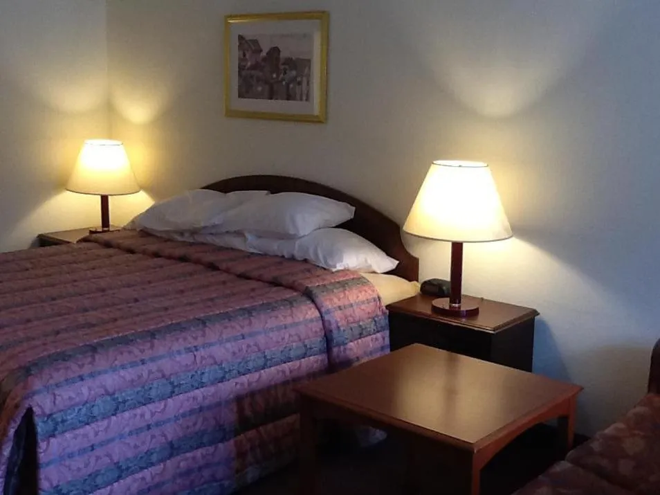 Bed in Americas Best Value Inn-Pocomoke City