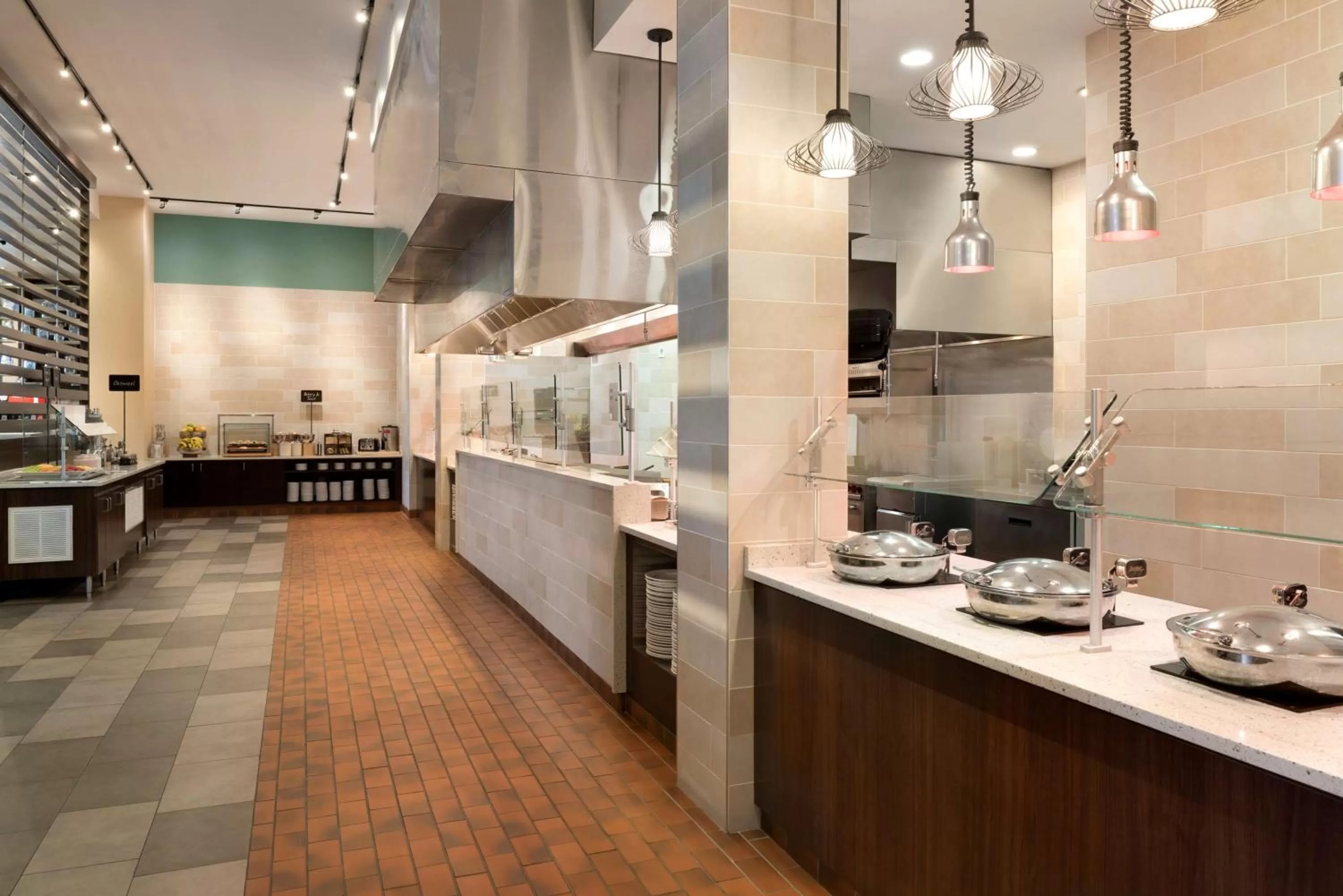 Dining area in Embassy Suites by Hilton Chicago Naperville