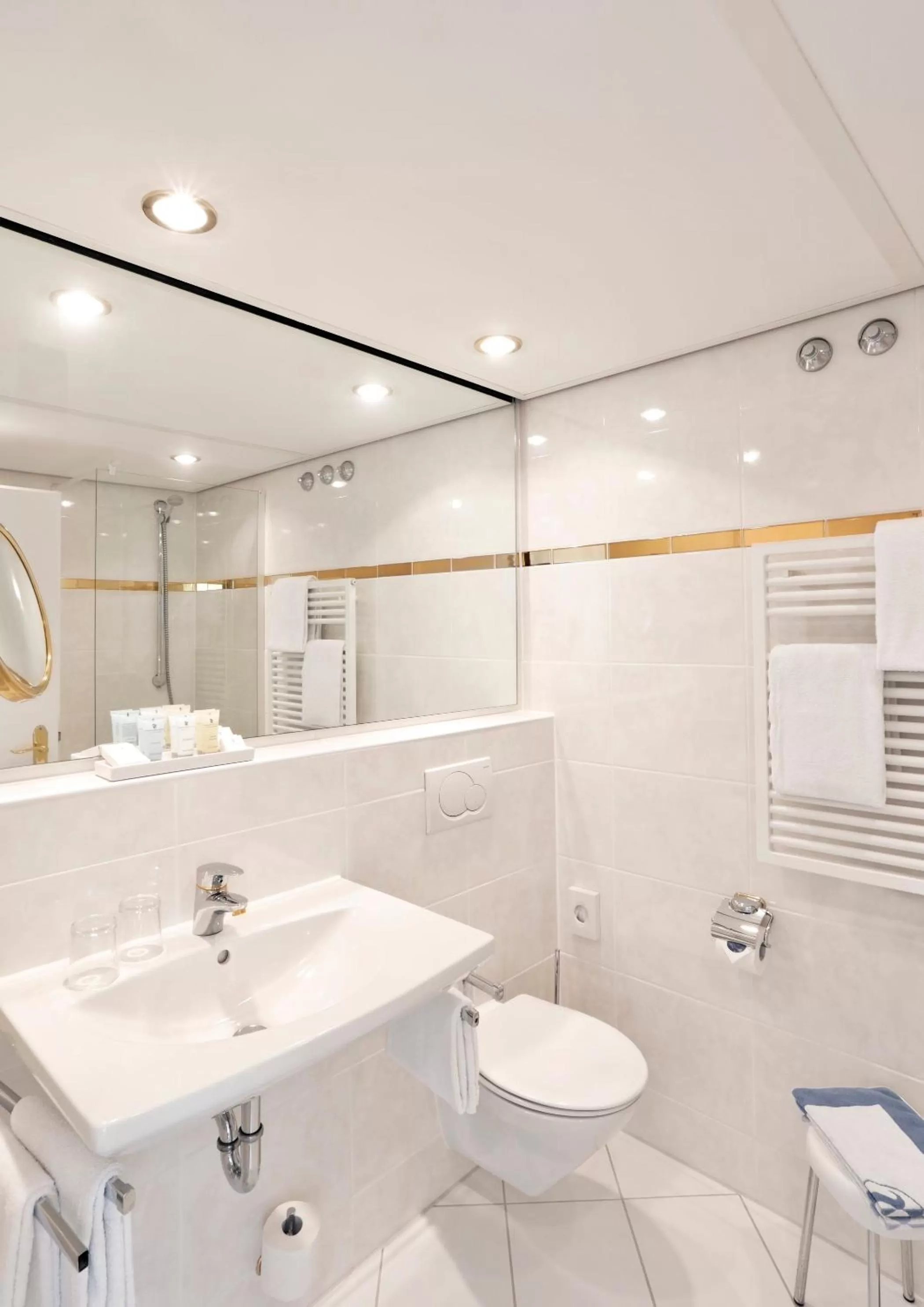 Bathroom in Hotel Bayerischer Hof