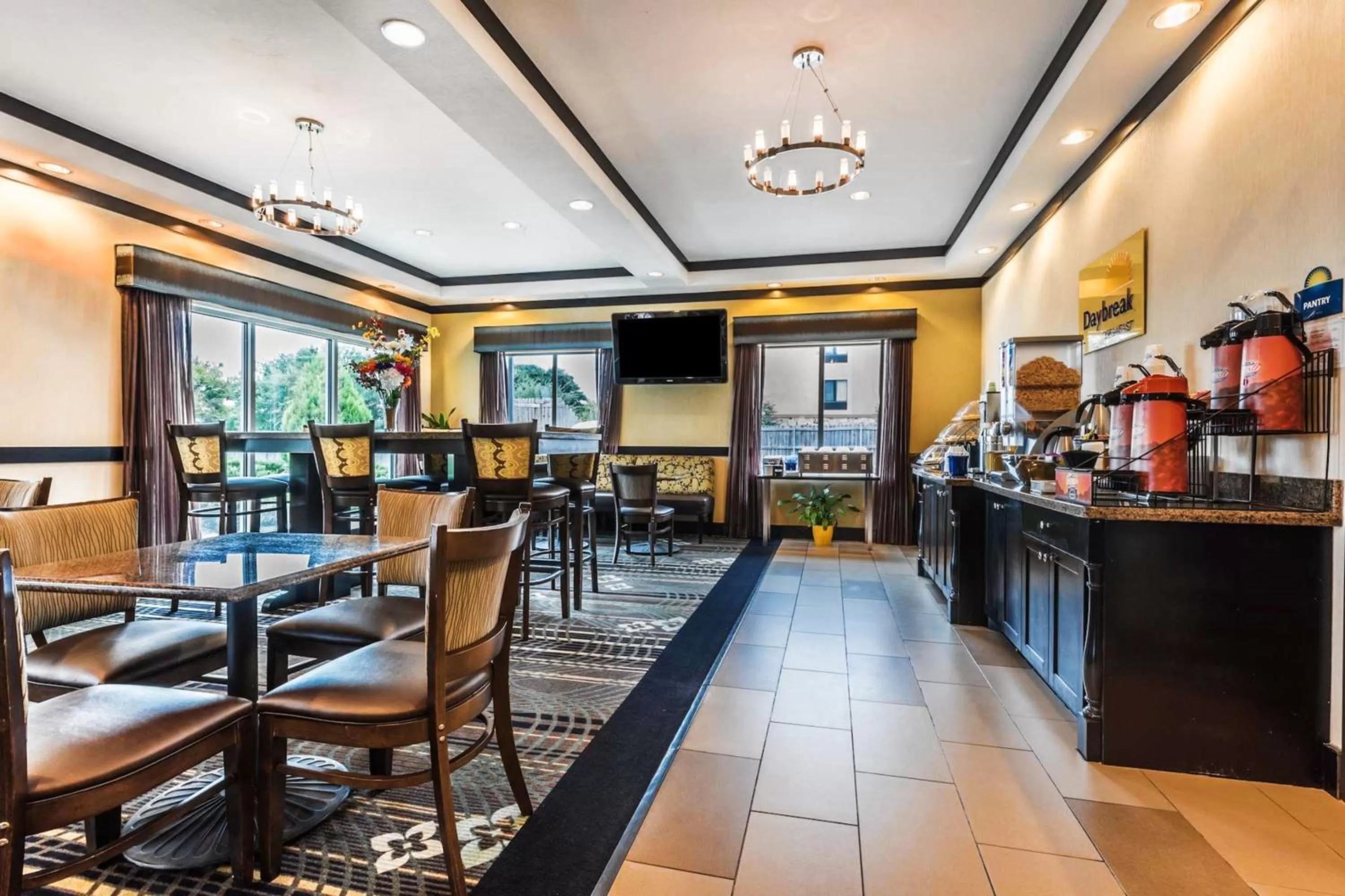 Restaurant/places to eat in Days Inn & Suites by Wyndham Mineral Wells