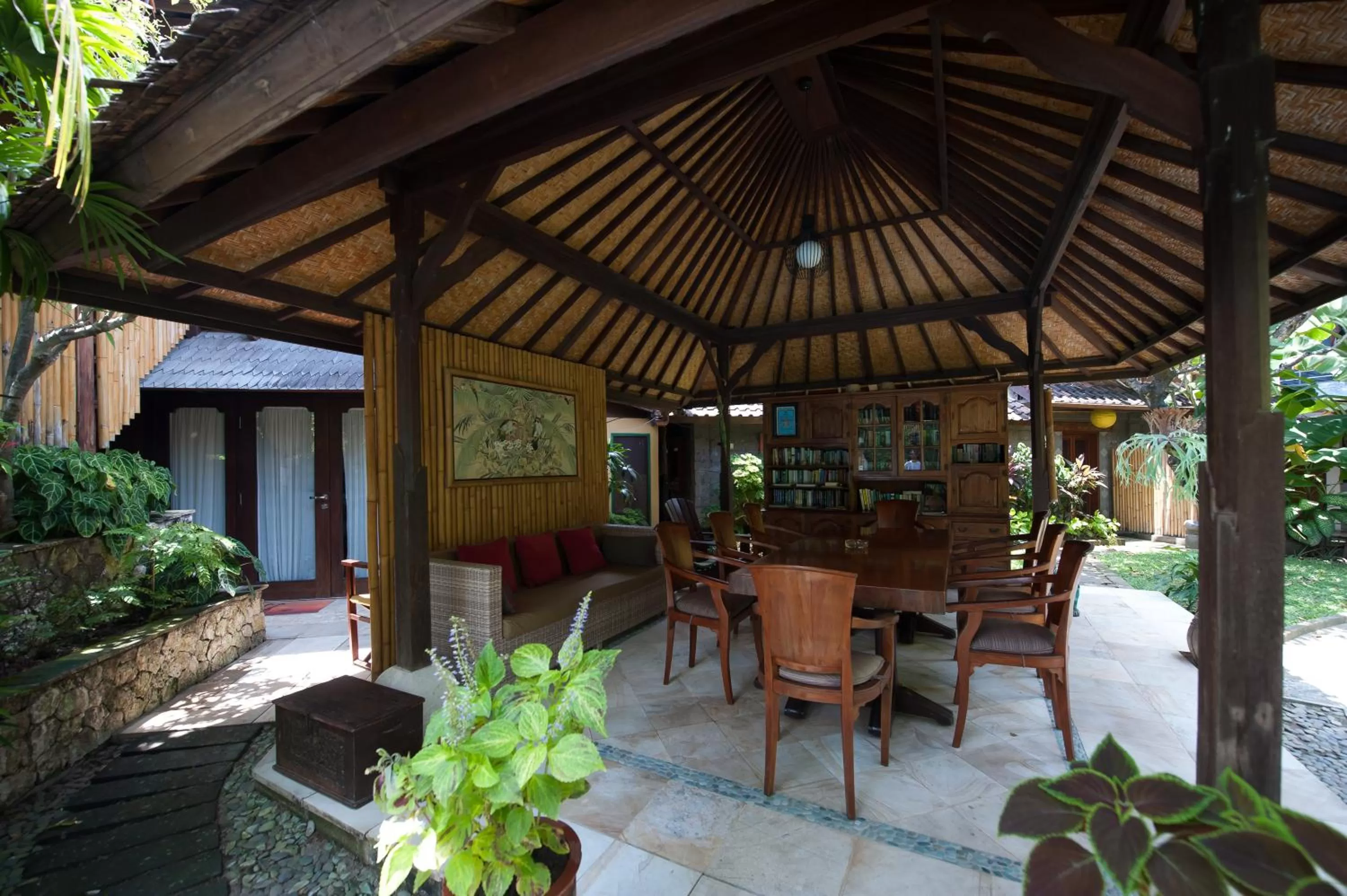 Communal lounge/ TV room in Pondok Agung Bed & Breakfast