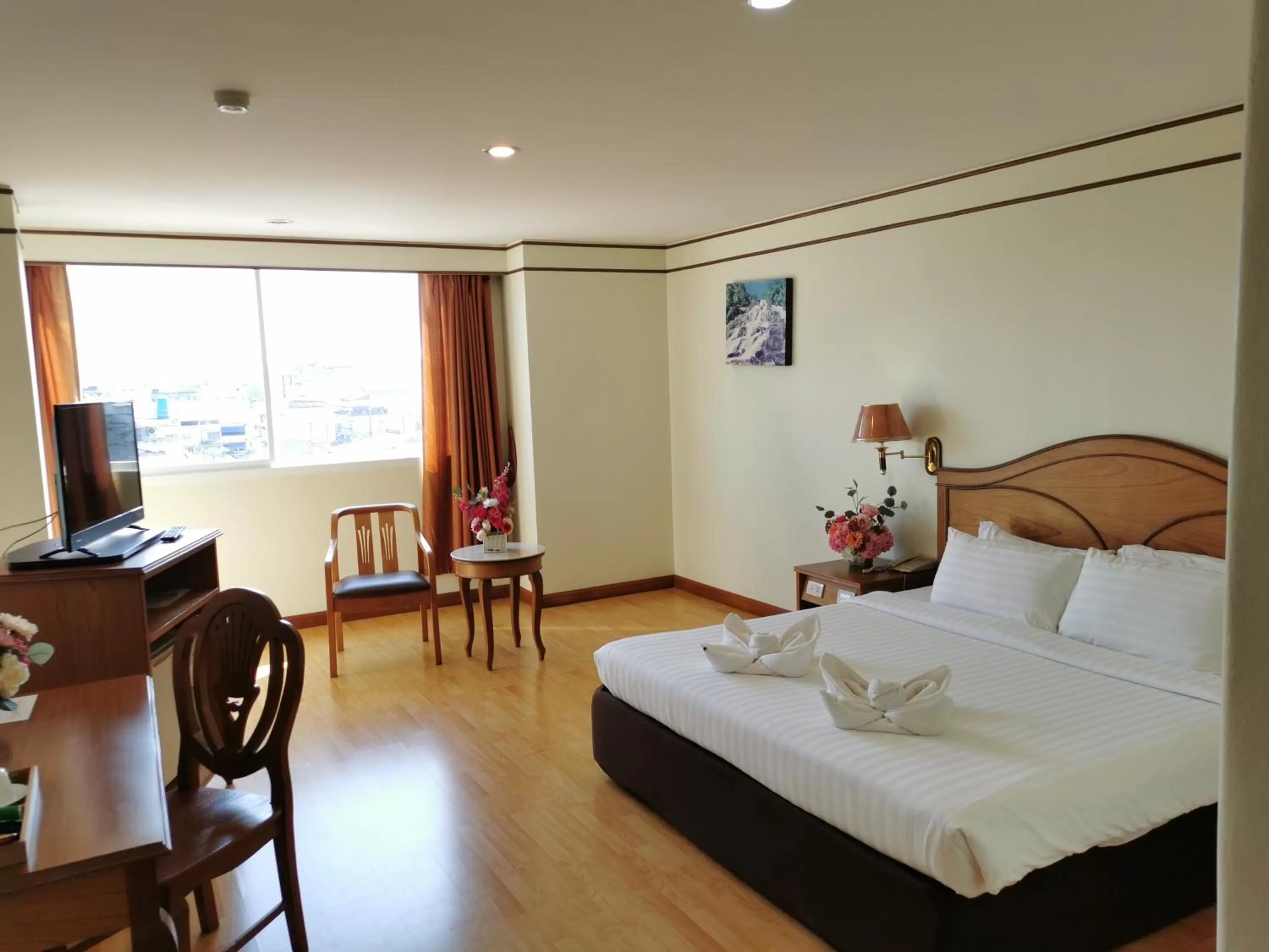 Photo of the whole room, Bed in Morakot Twin Chumphon