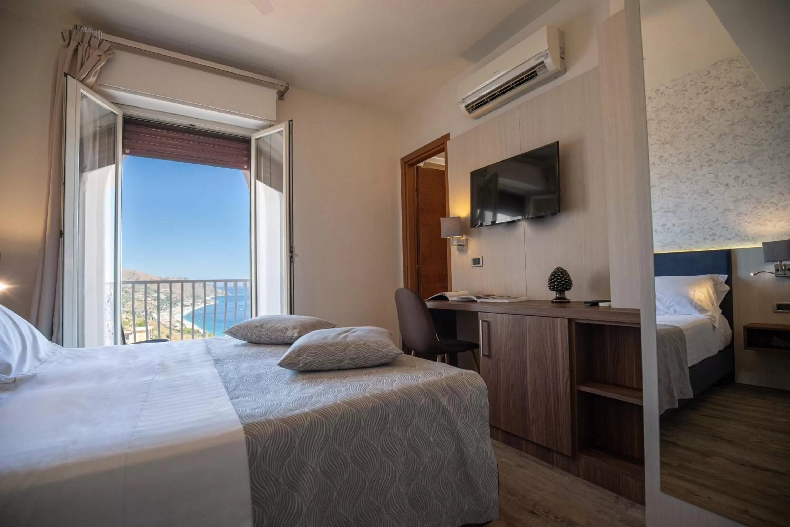 Photo of the whole room, Bed in Splendid Hotel Taormina