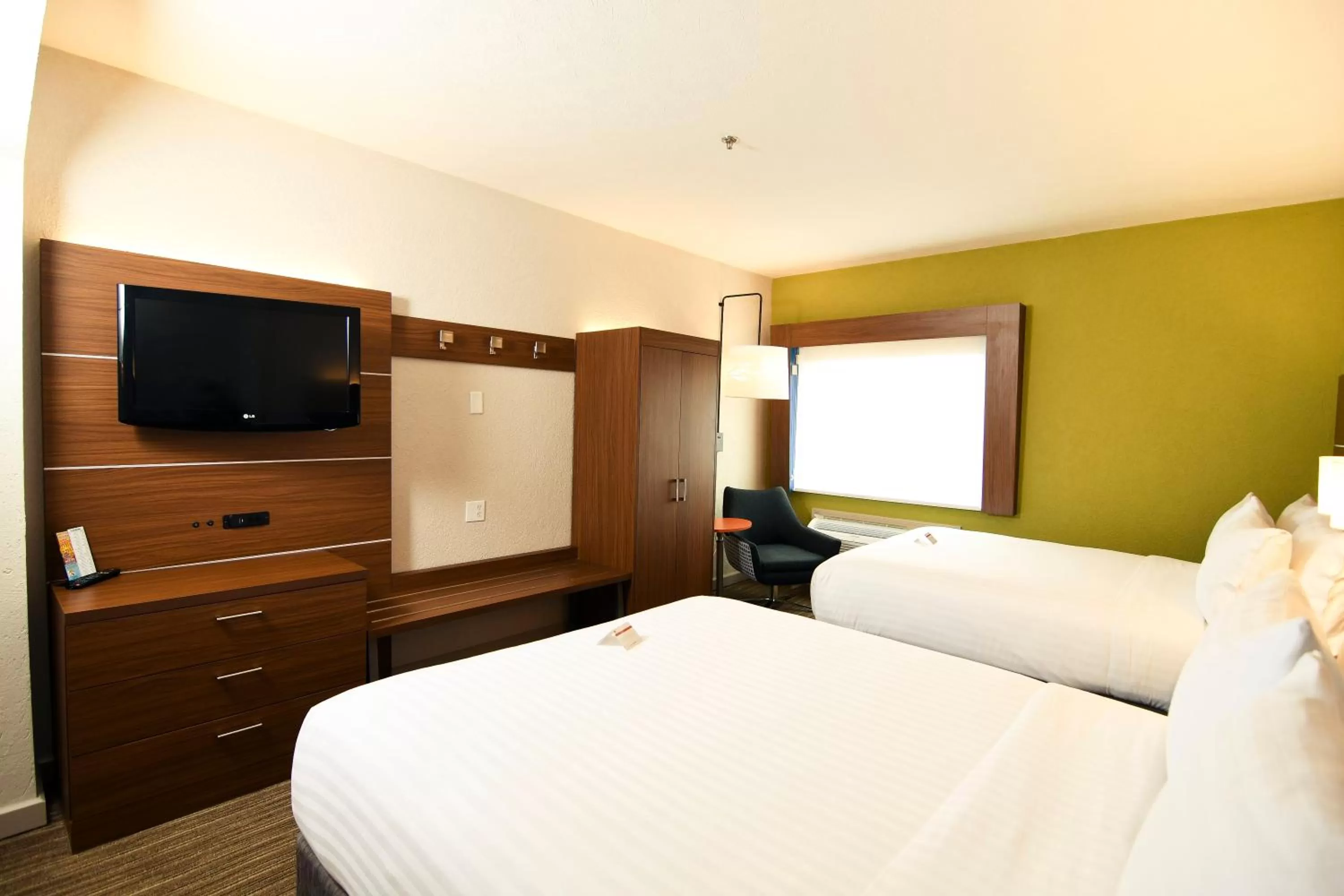 Photo of the whole room, Bed in Holiday Inn Express Hotel & Suites Port Clinton-Catawba Island by IHG