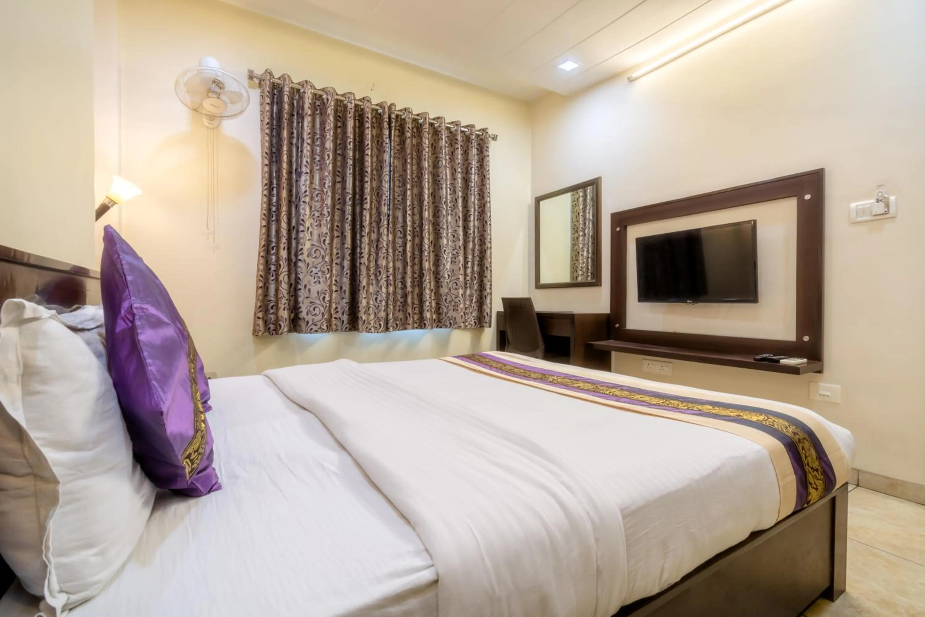 Bedroom, Bed in Hotel Sunday Inn