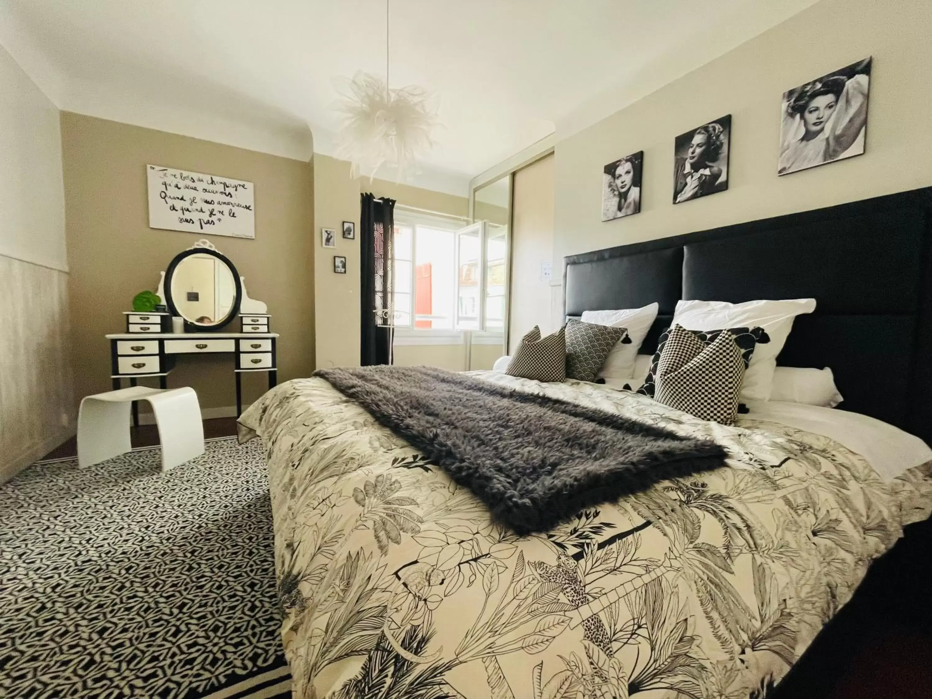 Double Room with Private Bathroom in La Poterie Double Room with Private Bathroom in La Poterie