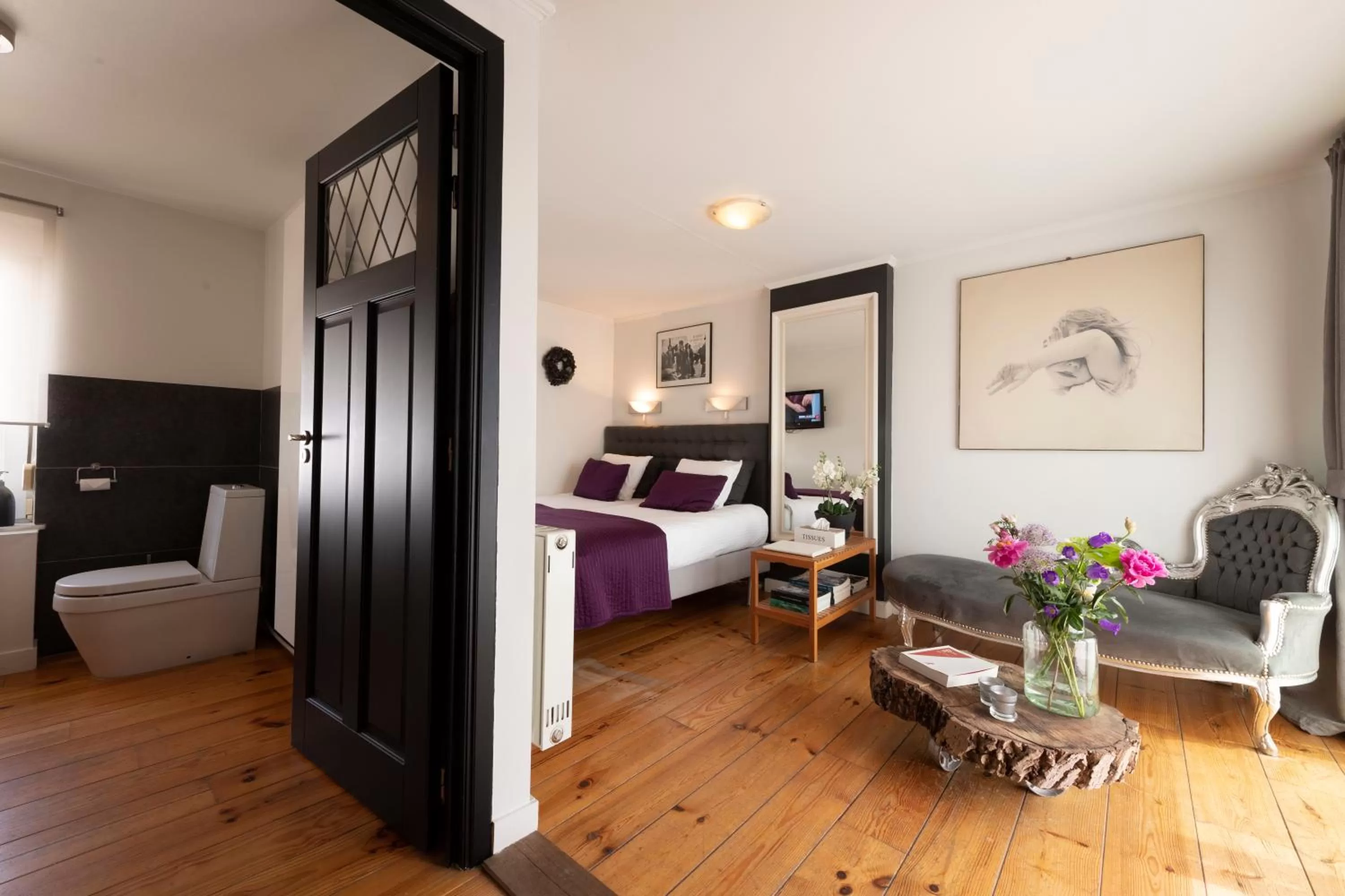 Photo of the whole room, TV/Entertainment Center in B&B Montenakerhof