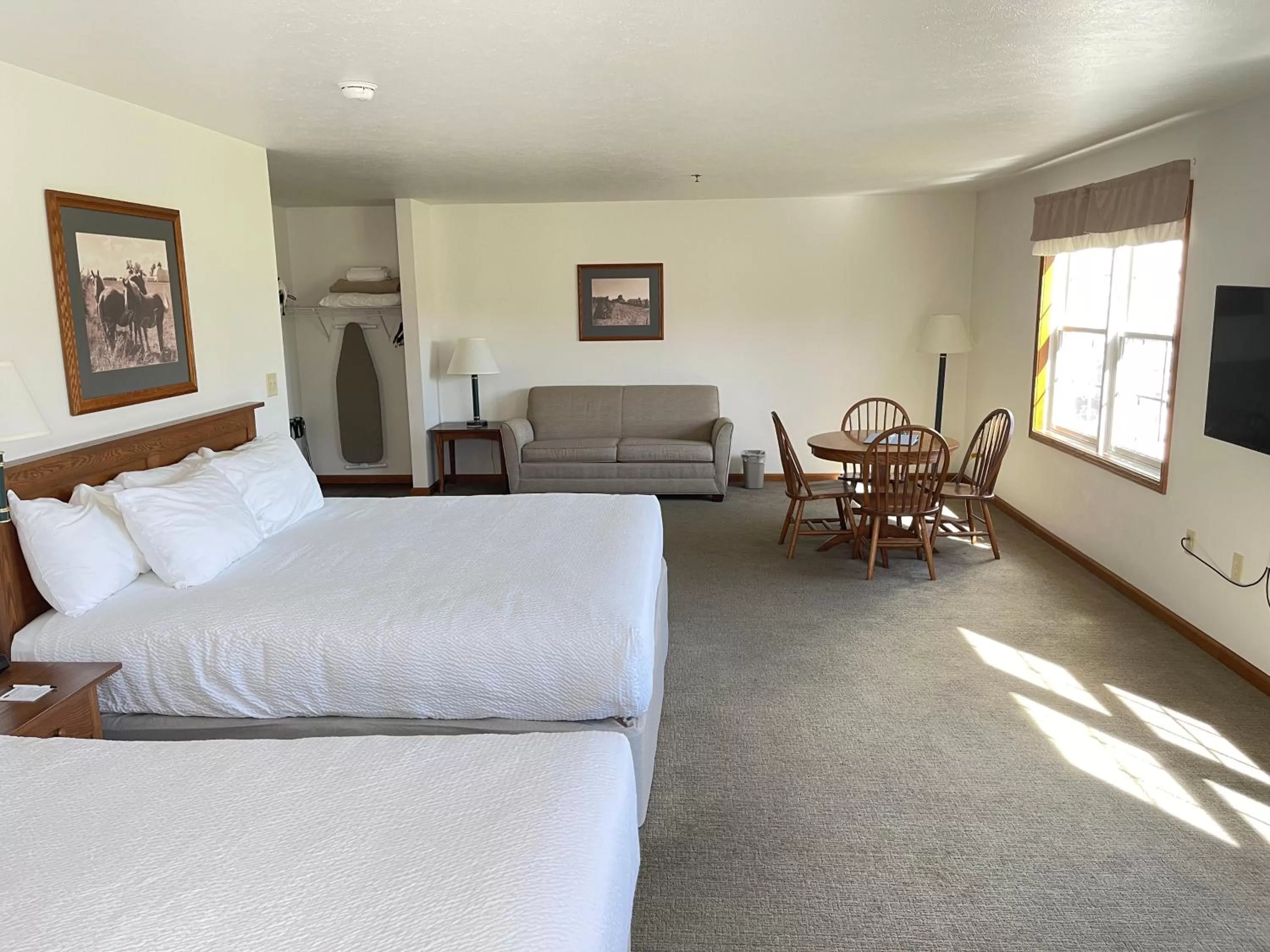 Bed in Farmstead Inn and Conference Center