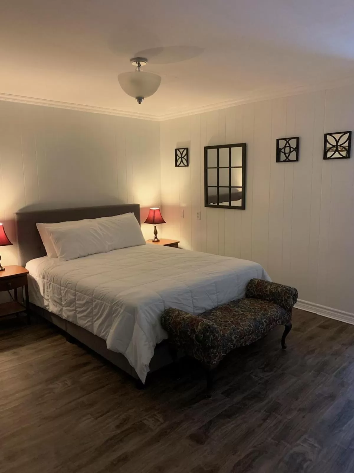 Bed in Lakelawn B&B and Motel