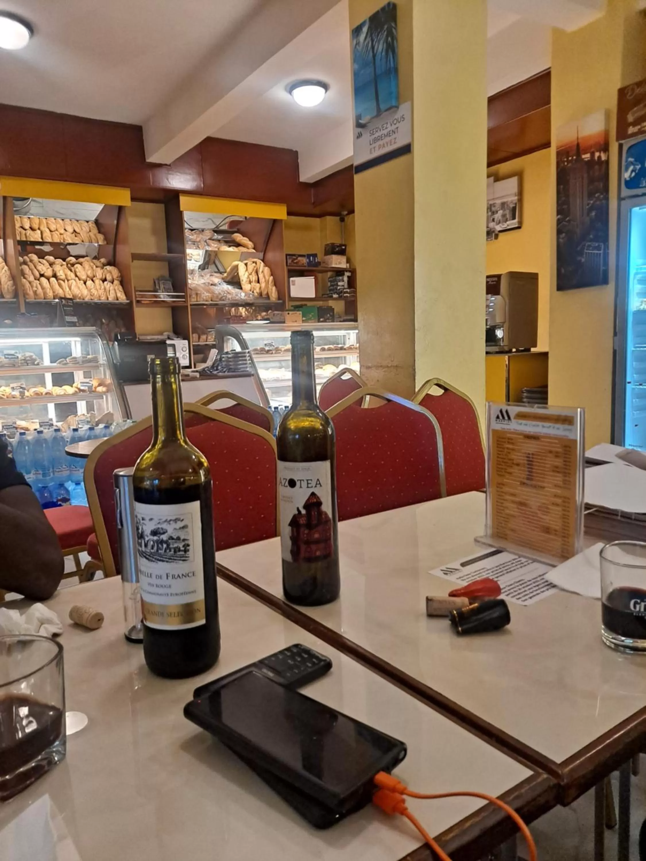 Restaurant/places to eat in Marriot Metropolitan Hotel