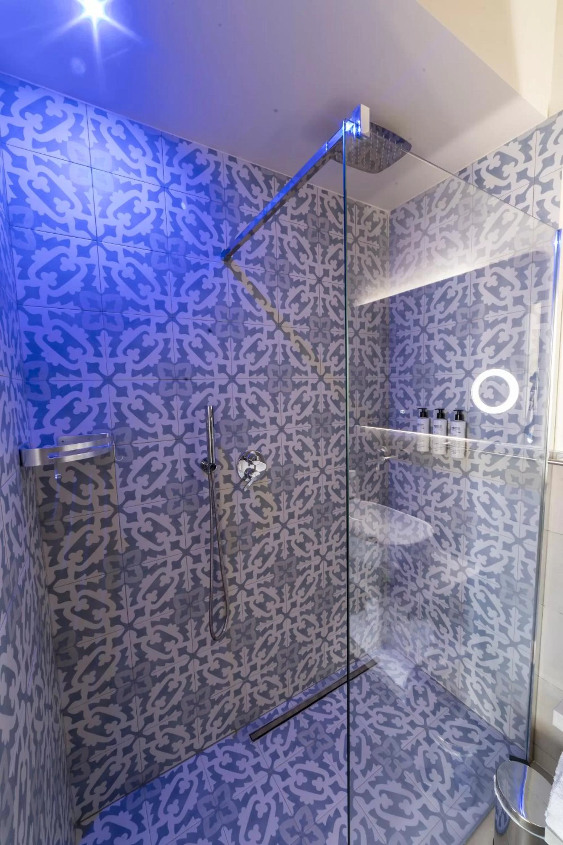 Shower in B&B SMARTFIT HOUSE - Room & Relax in Pescara