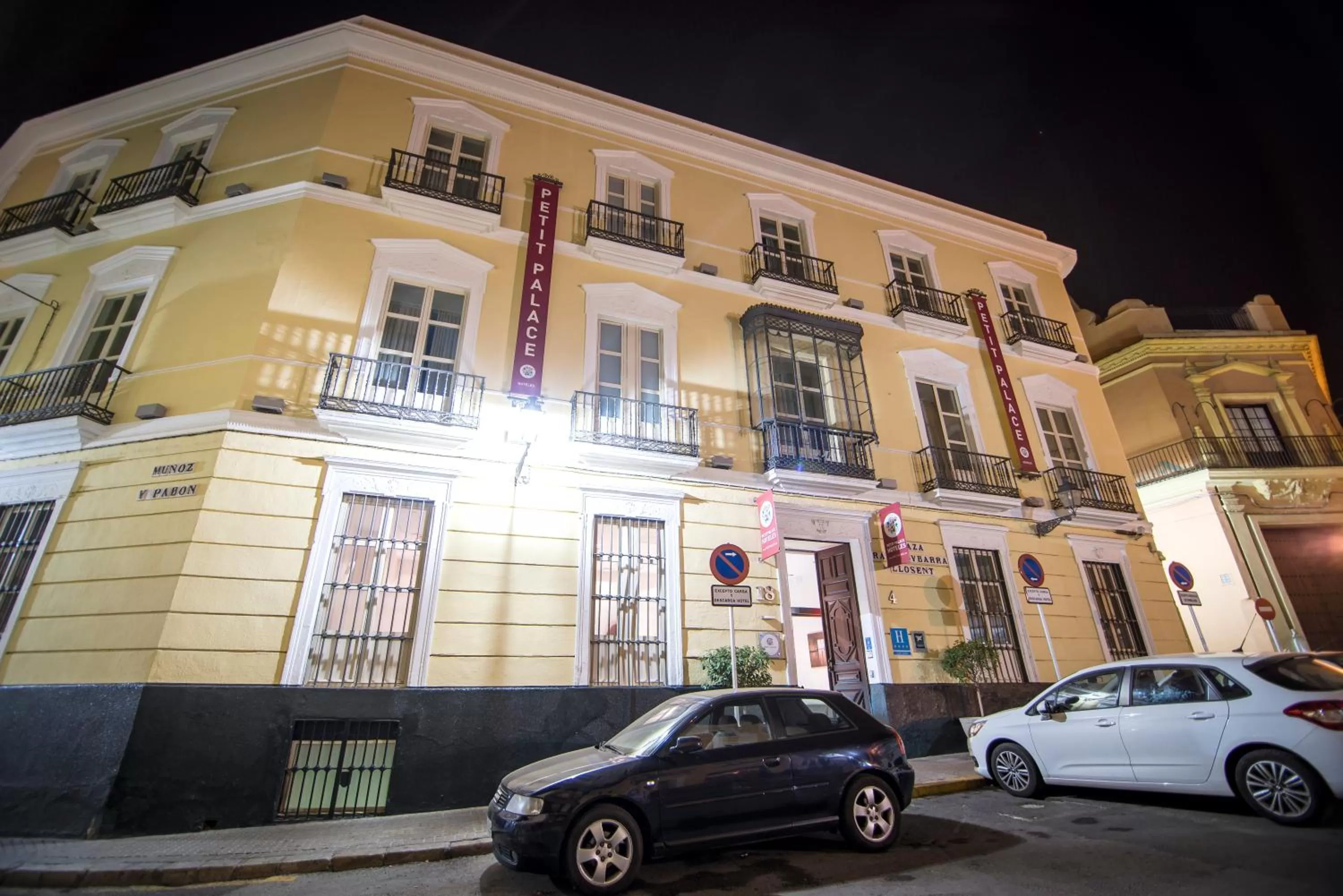 Facade/entrance in Petit Palace Santa Cruz