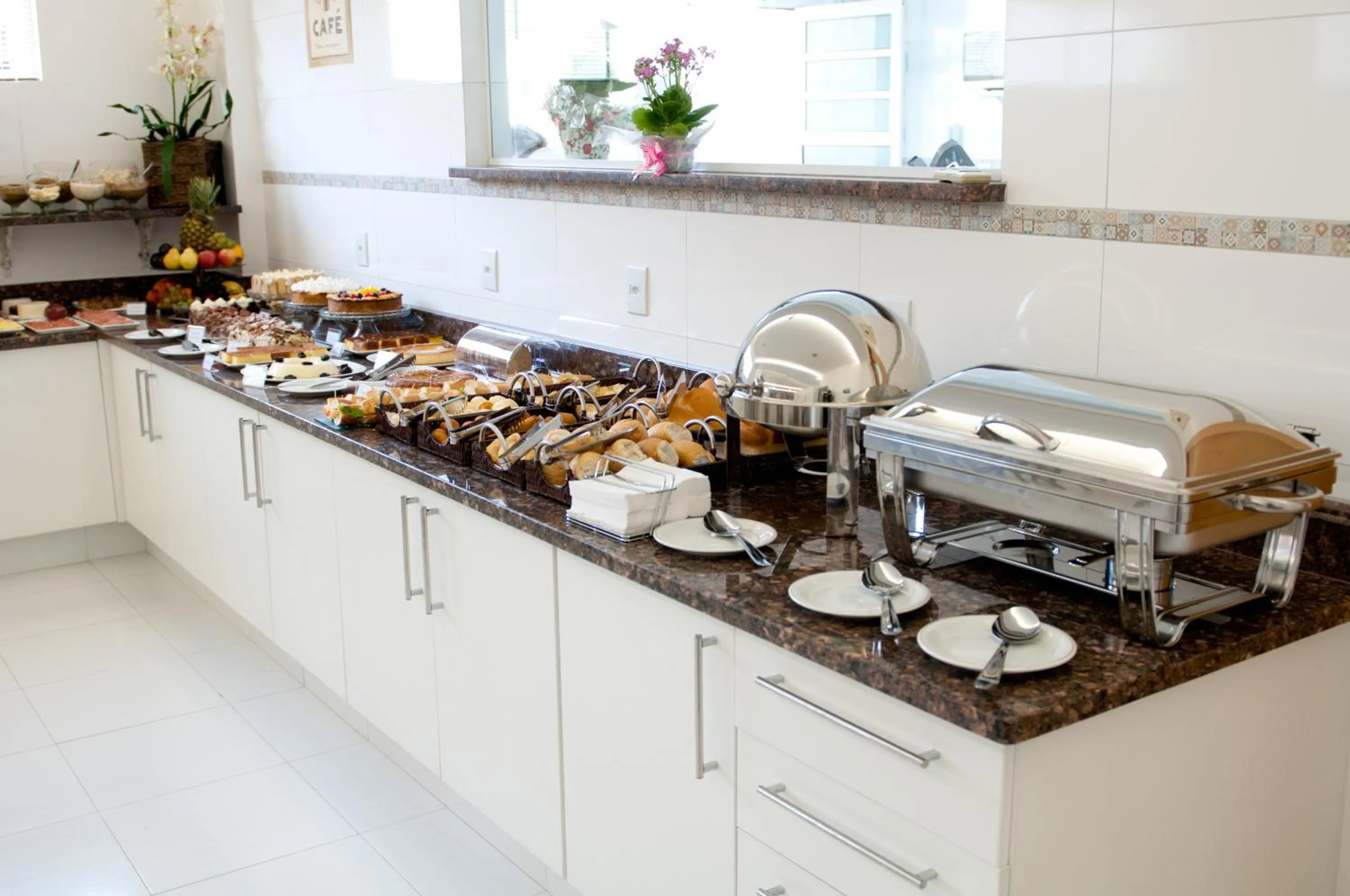 Restaurant/places to eat in Hotel Roari