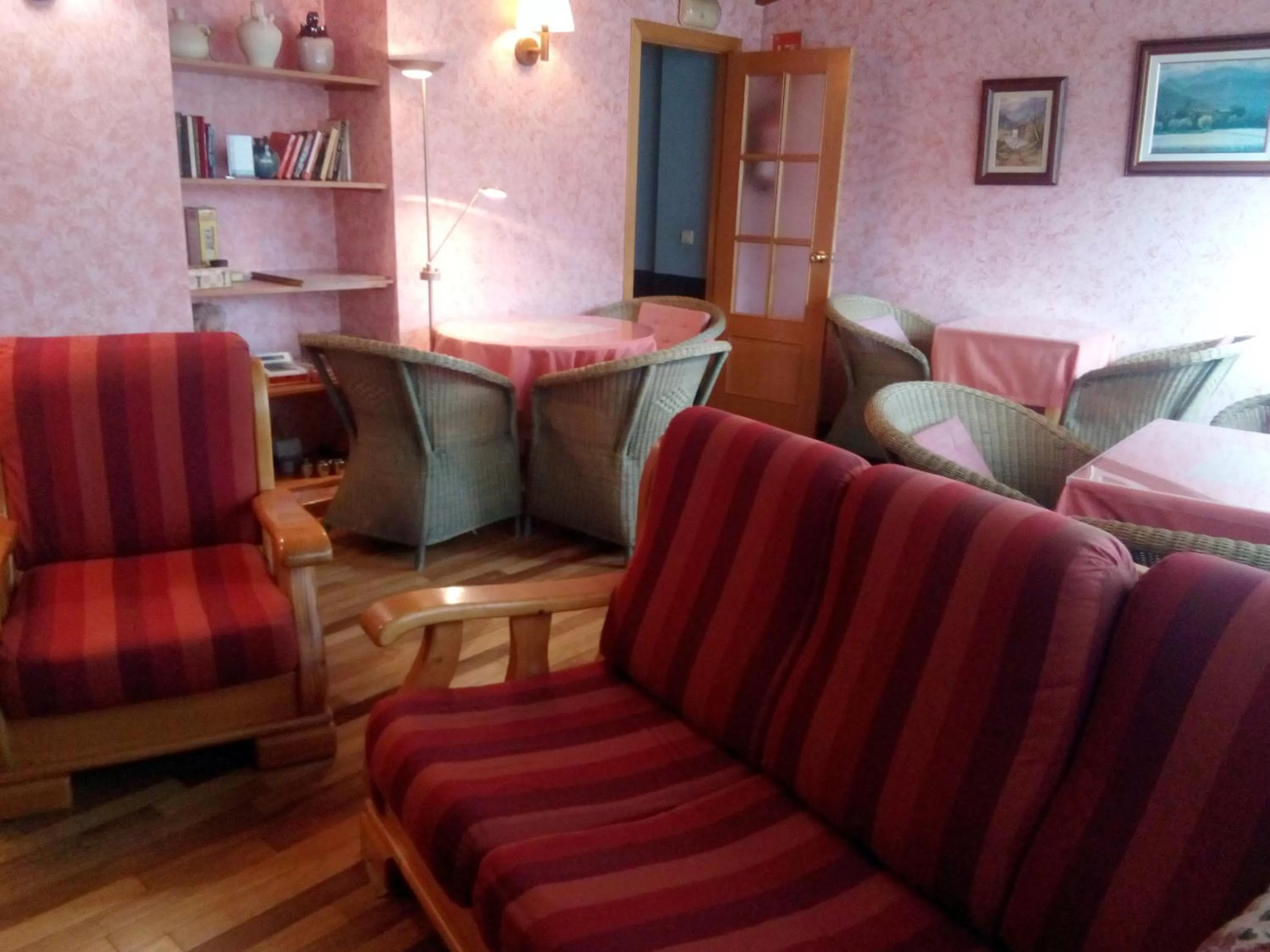 Communal lounge/ TV room in CAN MENCIÓ - Plaça Major