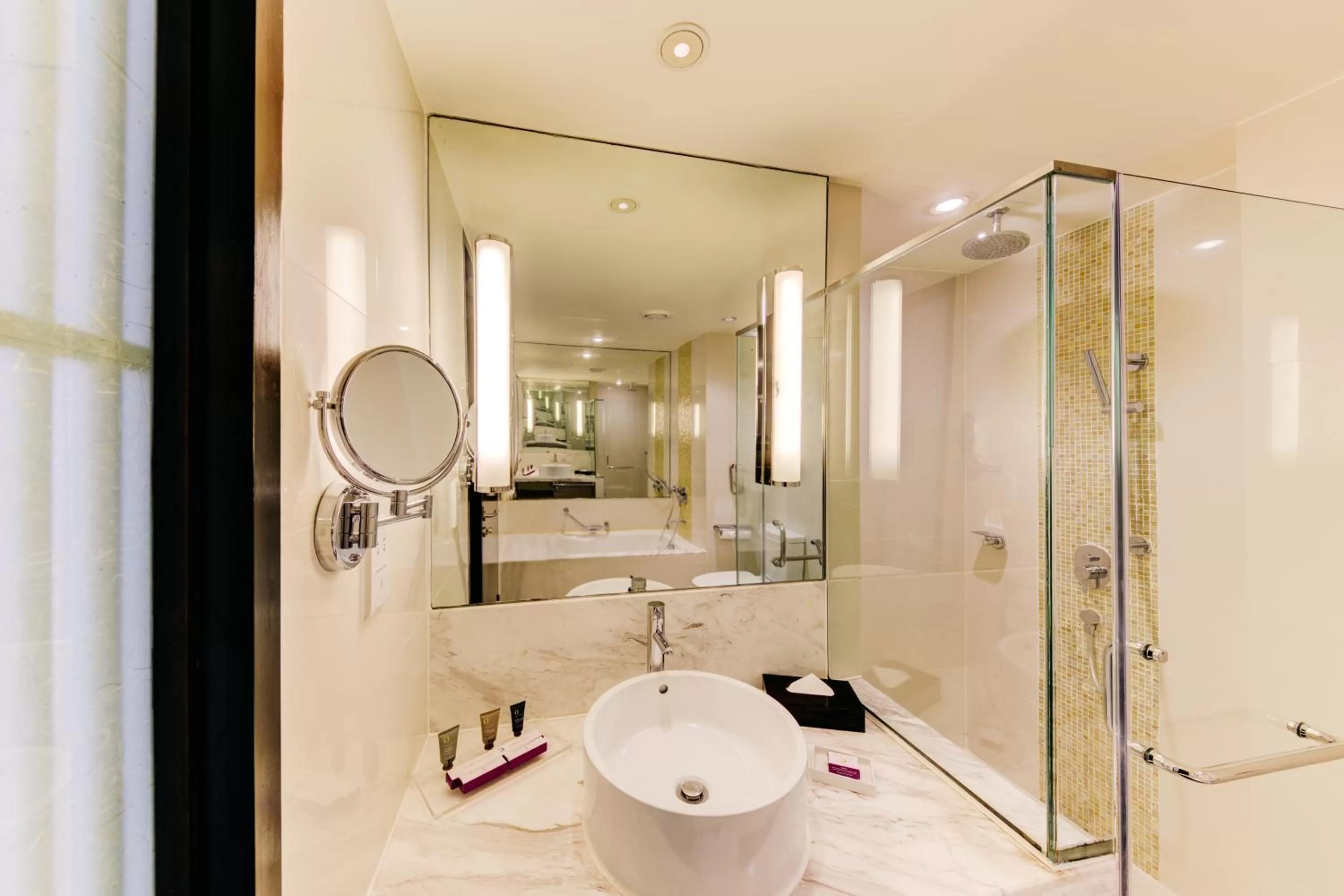 Shower in Cinnamon Grand Colombo