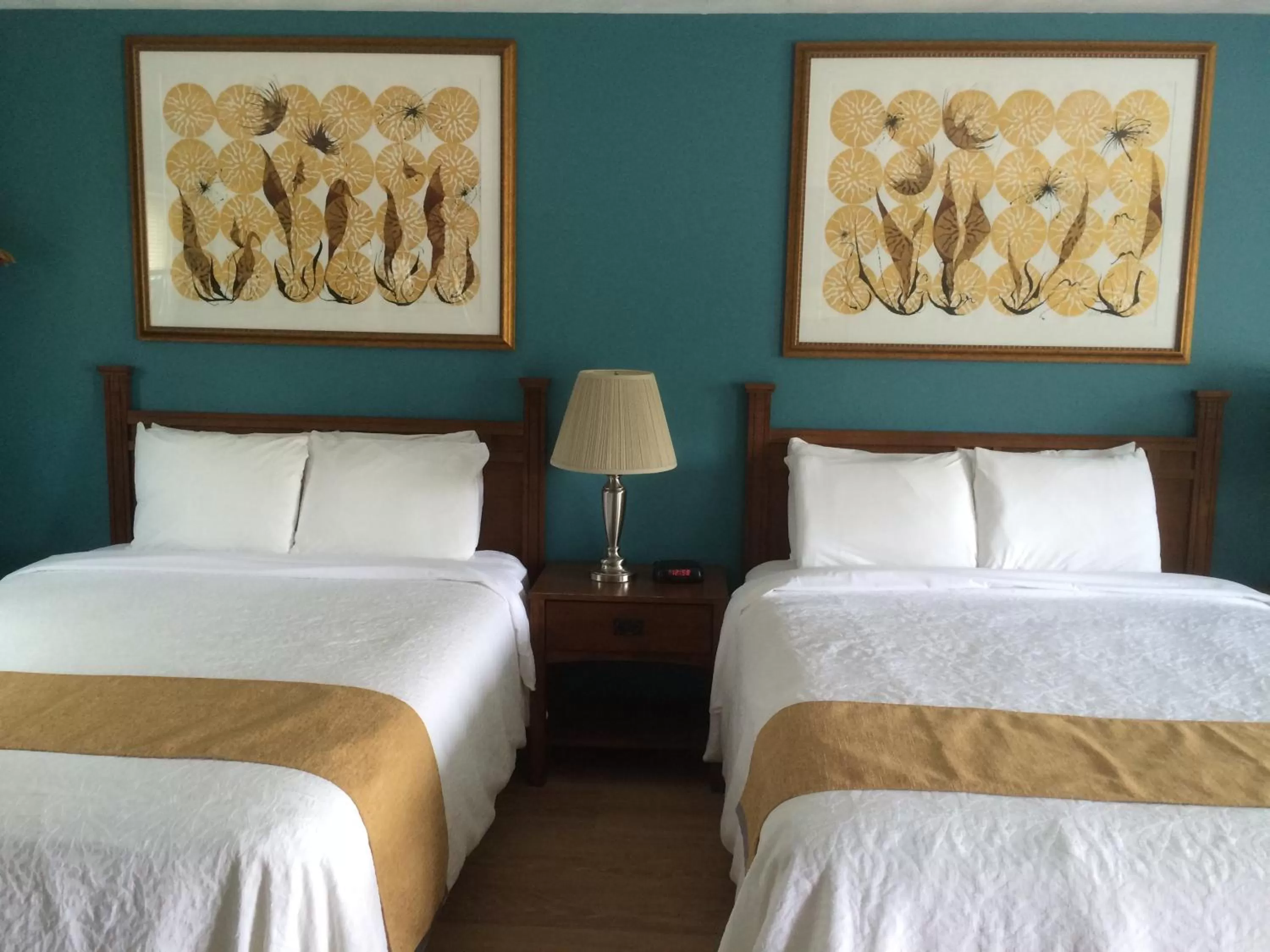 Bed in Harwood Hill Motel