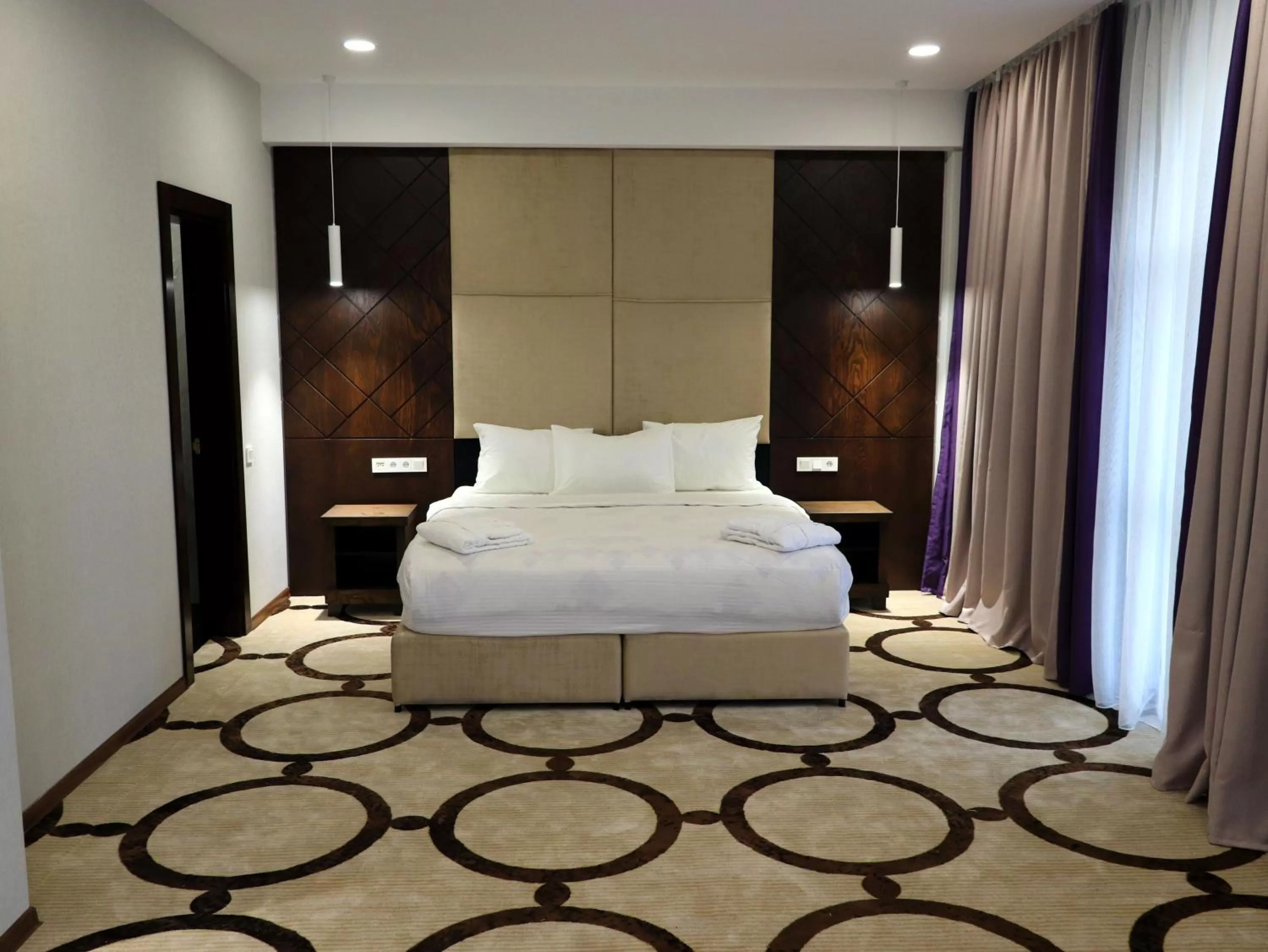 Photo of the whole room, Bed in East Palace Hotel