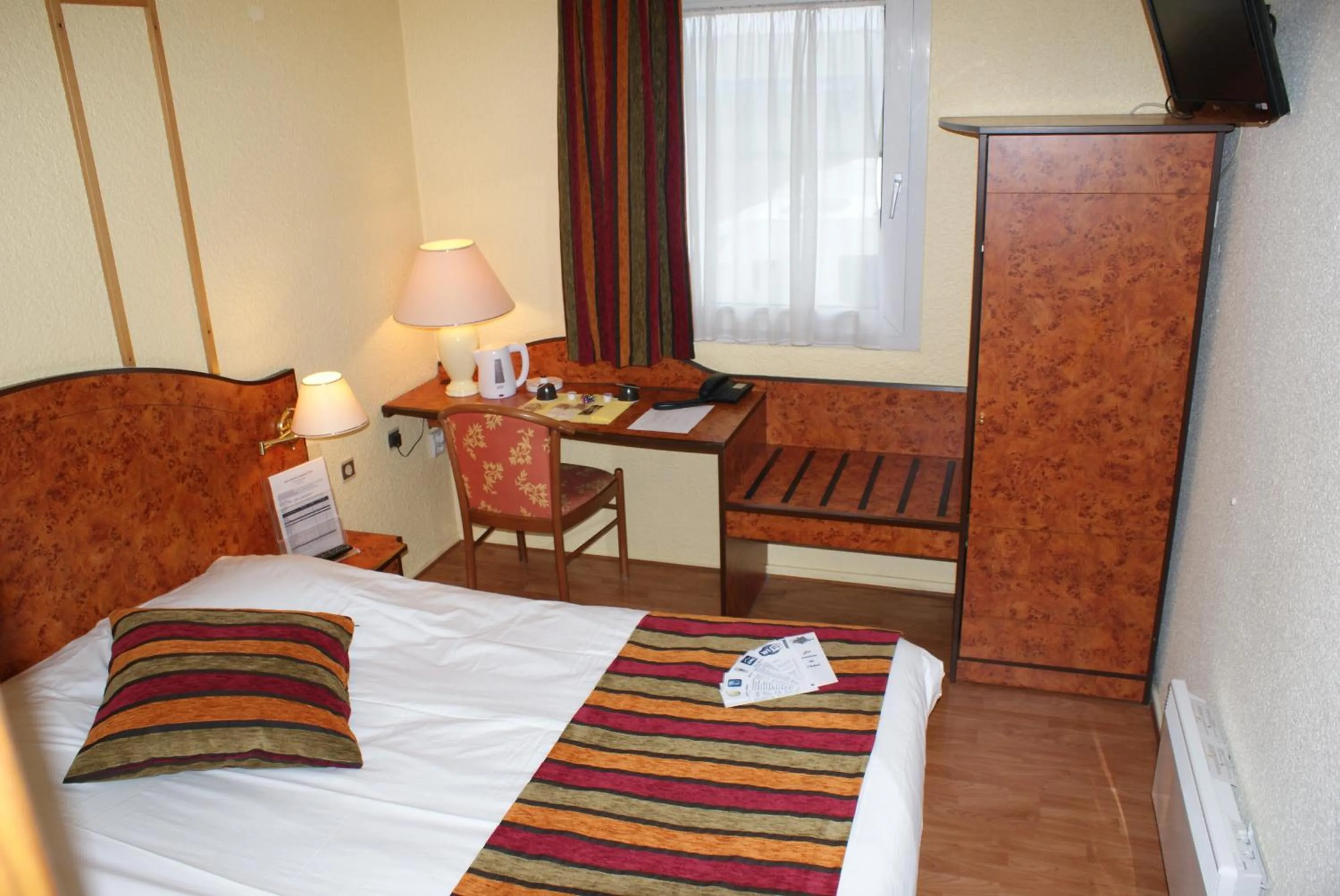 Bed in Logis Cottage Hôtel