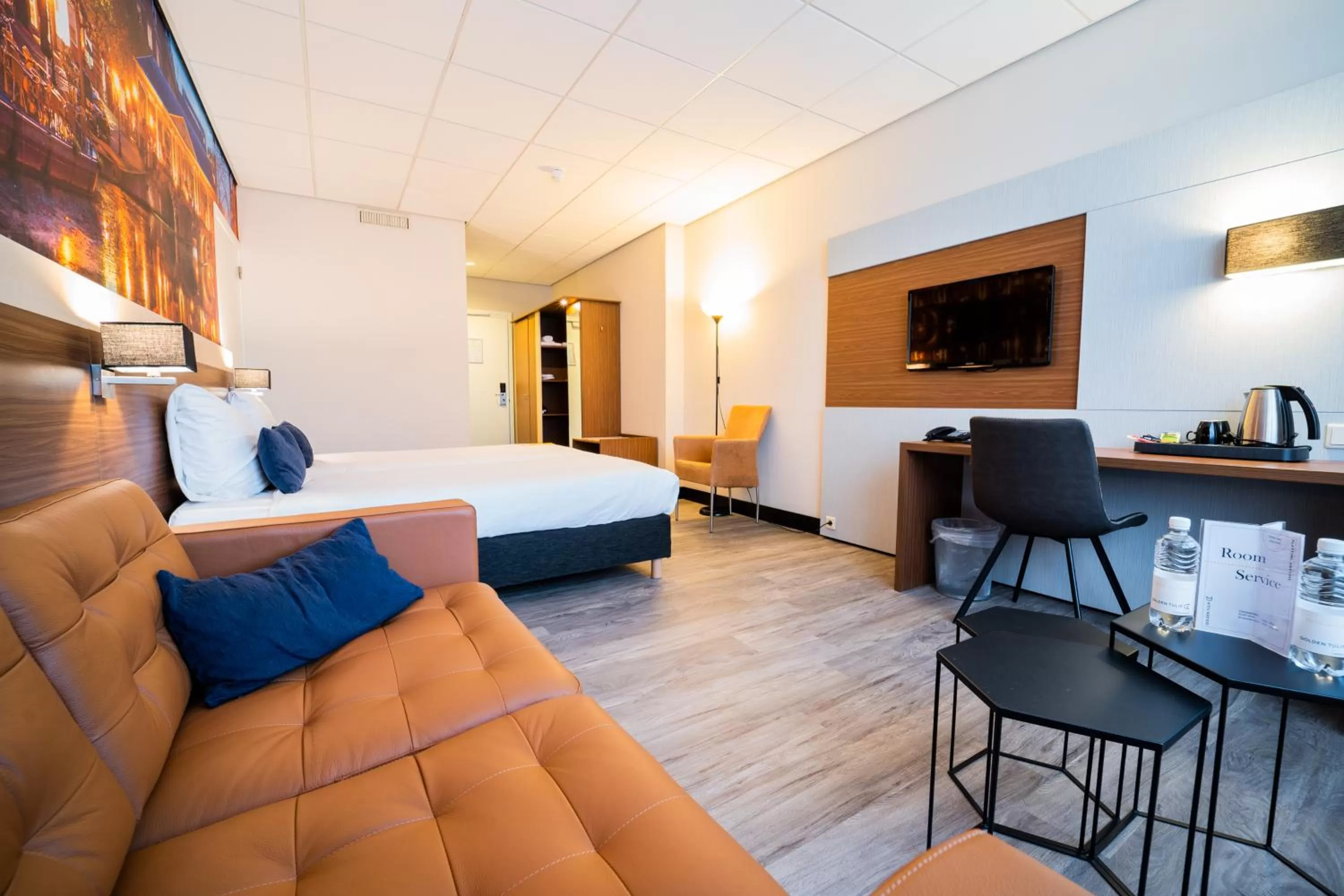 TV and multimedia, Bed in Tulip Inn Leiden Centre