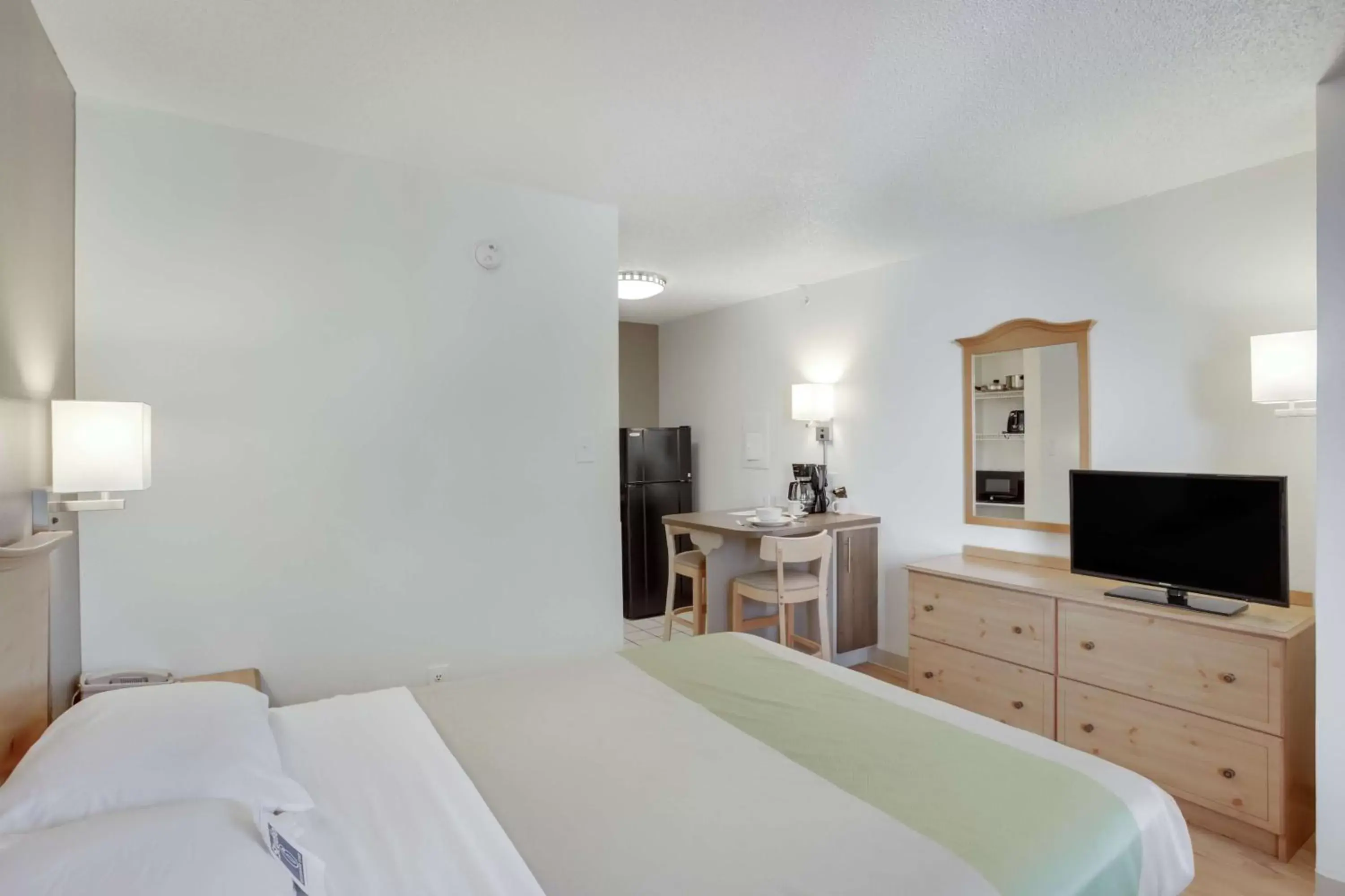 Queen Room - Disability Access - Non-Smoking in Studio 6-Stafford, TX - Houston - Sugarland Queen Room - Disability Access - Non-Smoking in Studio 6-Stafford, TX - Houston - Sugarland