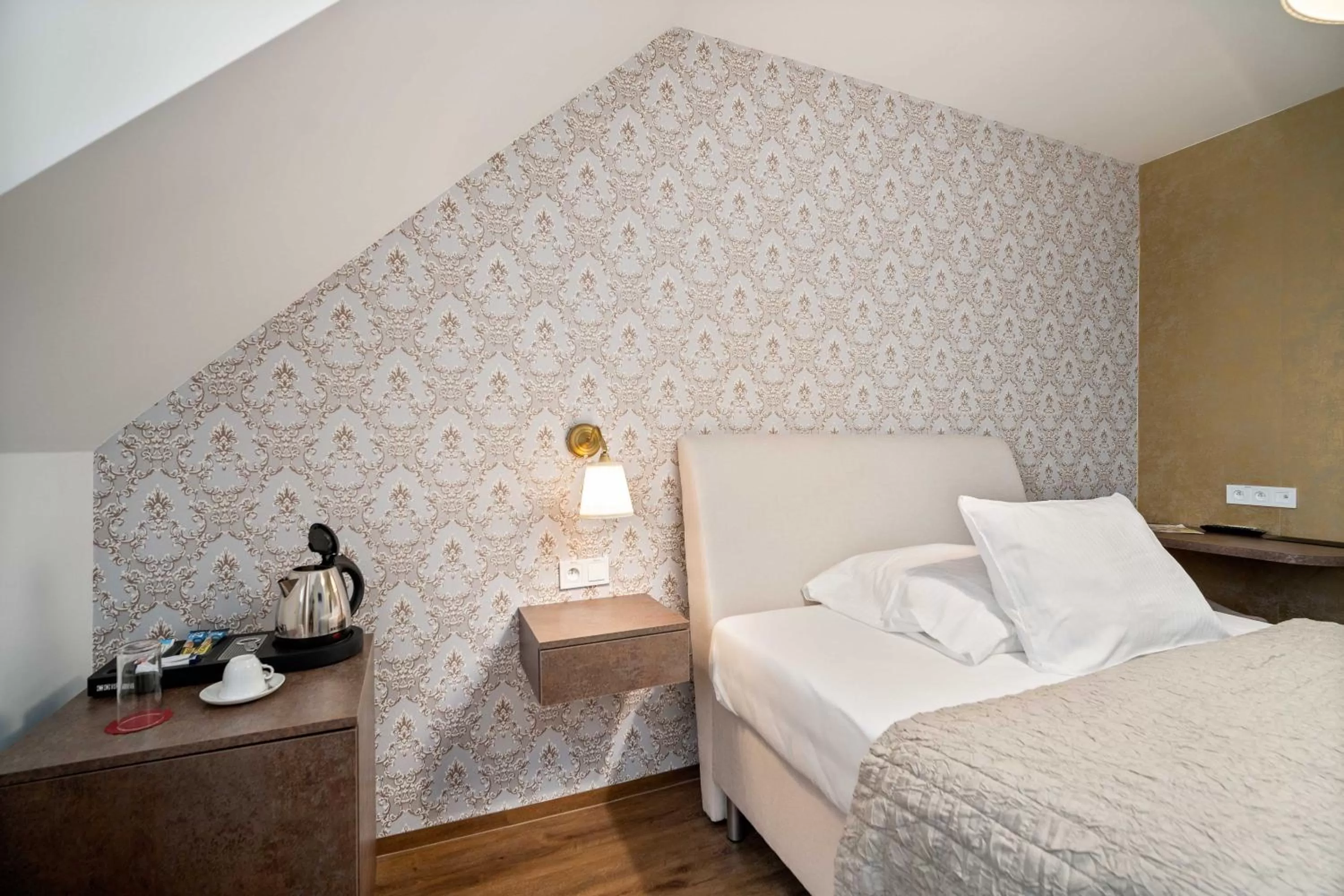 Coffee/tea facilities, Bed in Hotel MAXPLAZA