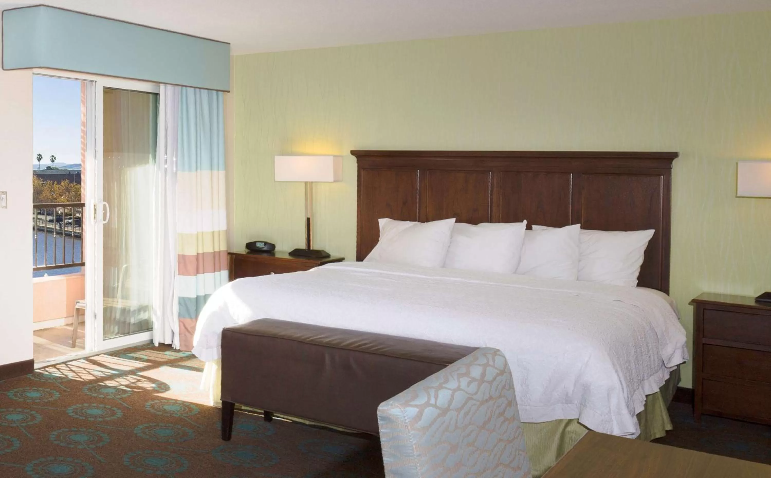 Bed in Hampton Inn & Suites Suisun City Waterfront