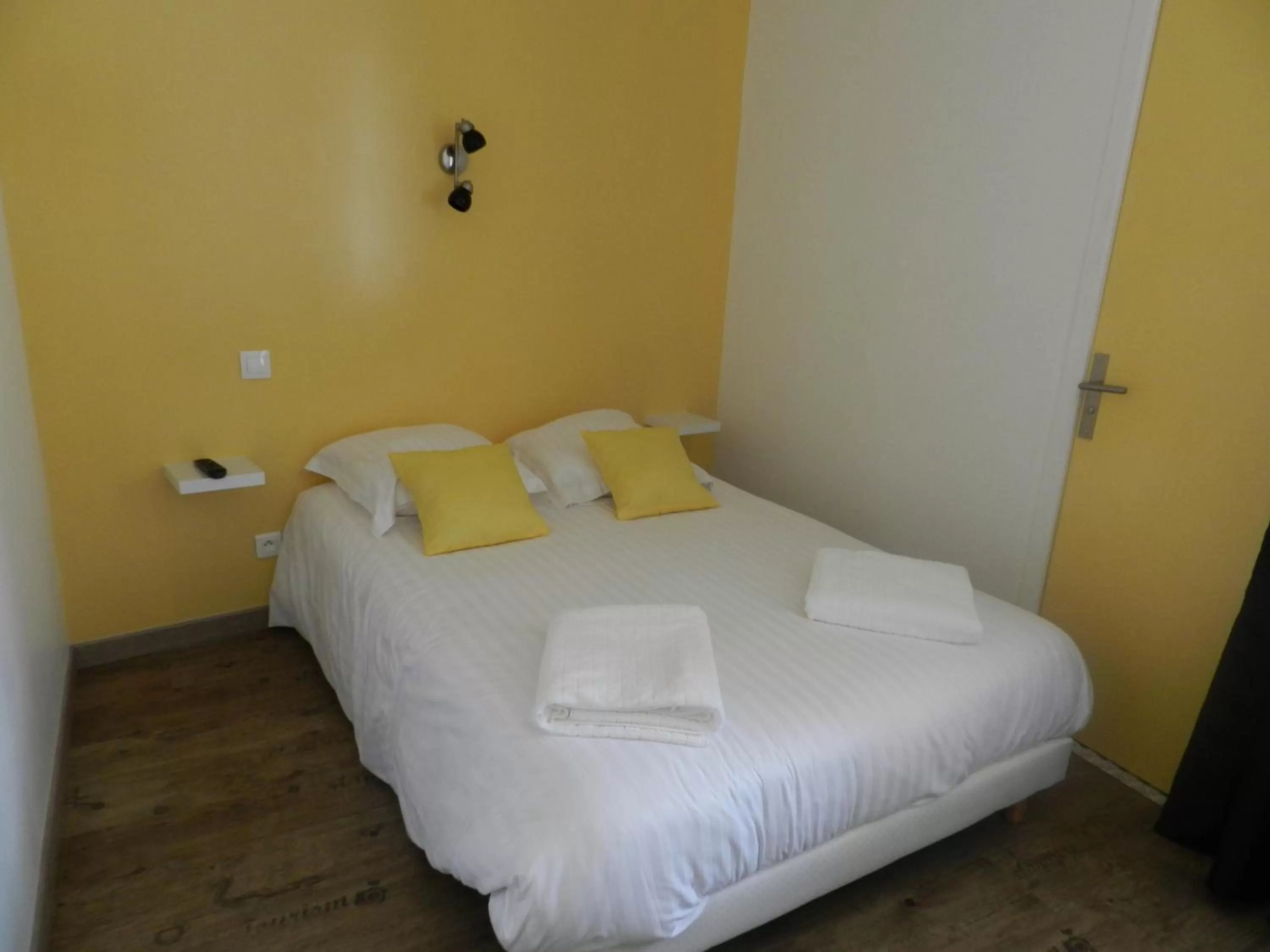 Photo of the whole room, Bed in Le C Gourmand