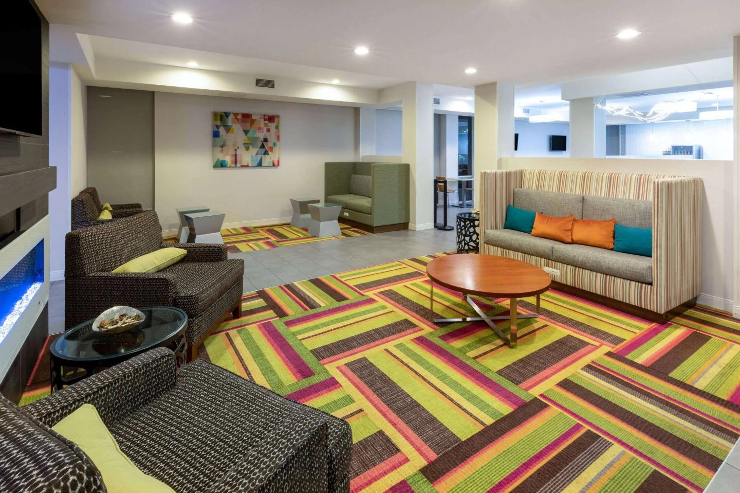 Lounge or bar in La Quinta Inn & Suites by Wyndham Tulsa Downtown - Route 66