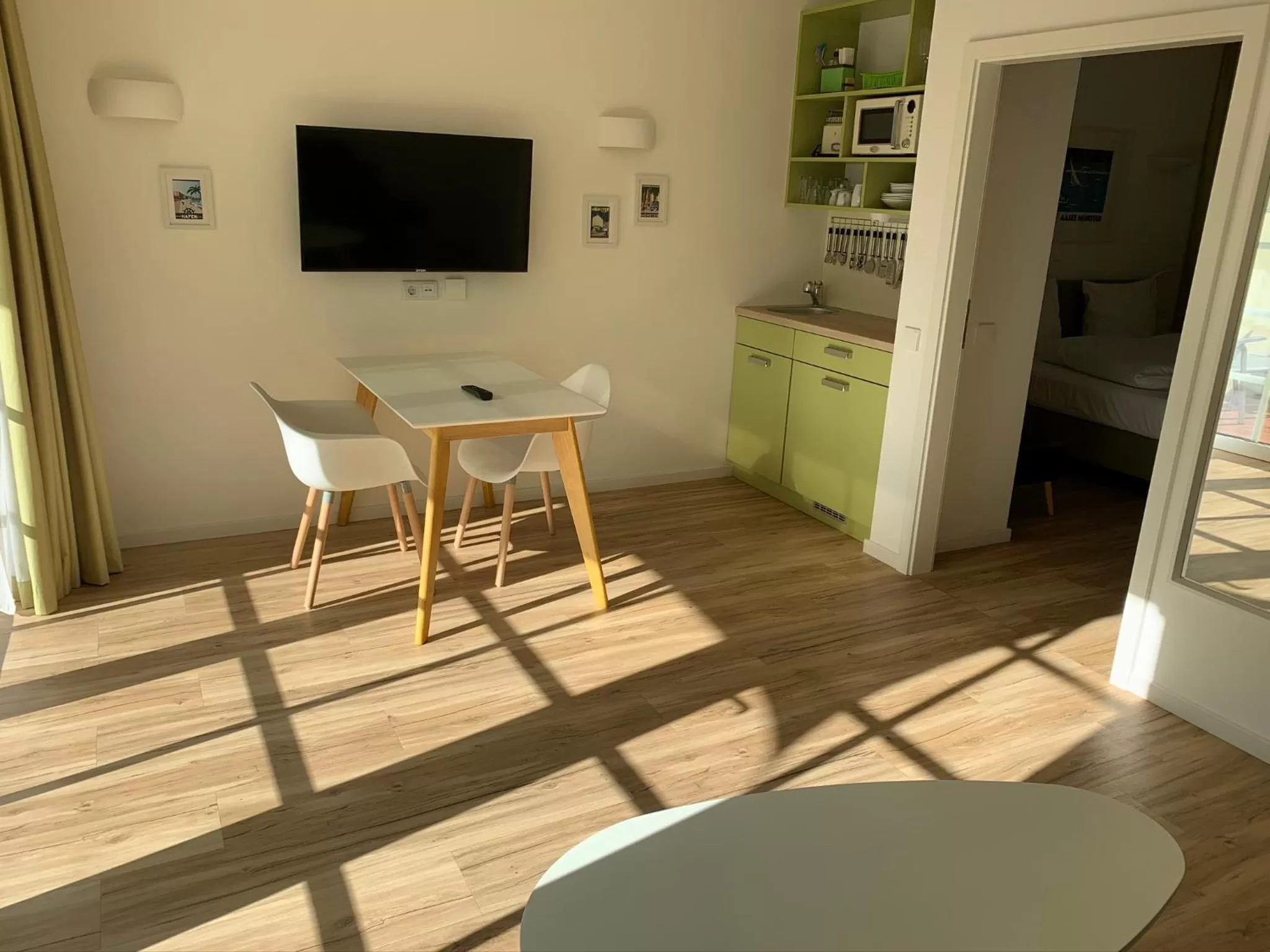 Kitchen or kitchenette, TV/Entertainment Center in Park-Lodge Am Rohrbusch