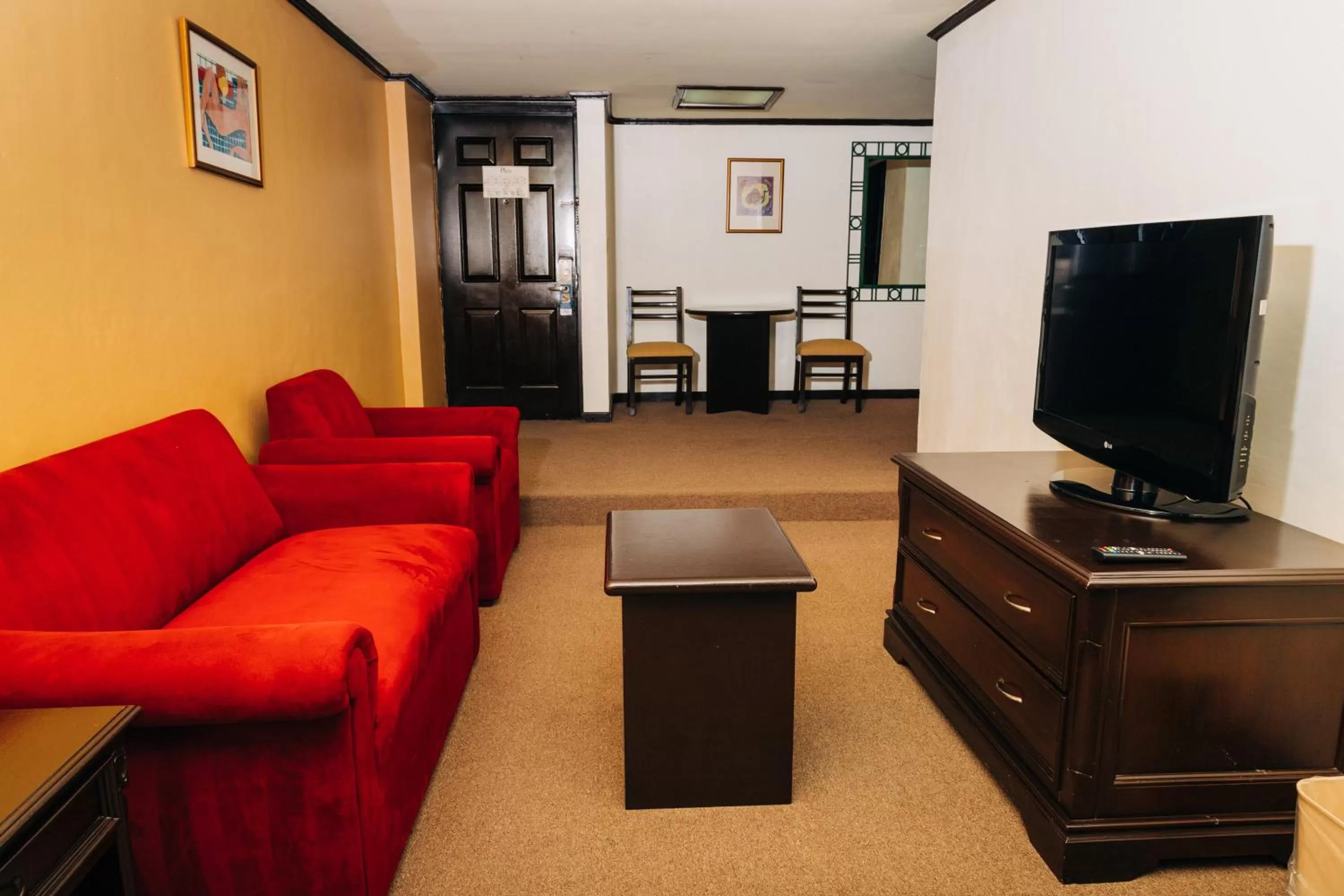 Living room in Plaza Hotel and Suites