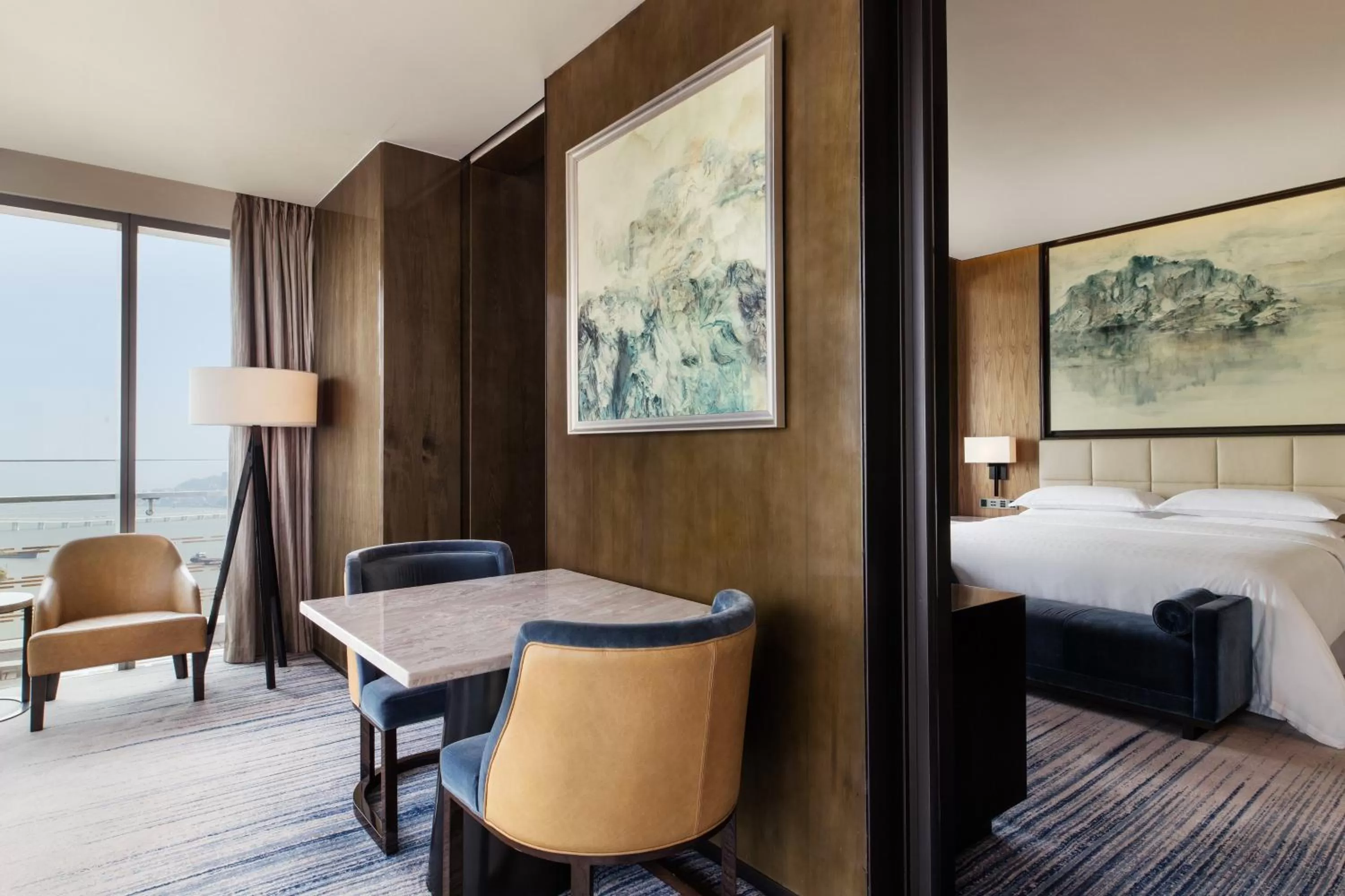 Living room, Bed in Sheraton Zhuhai Hotel