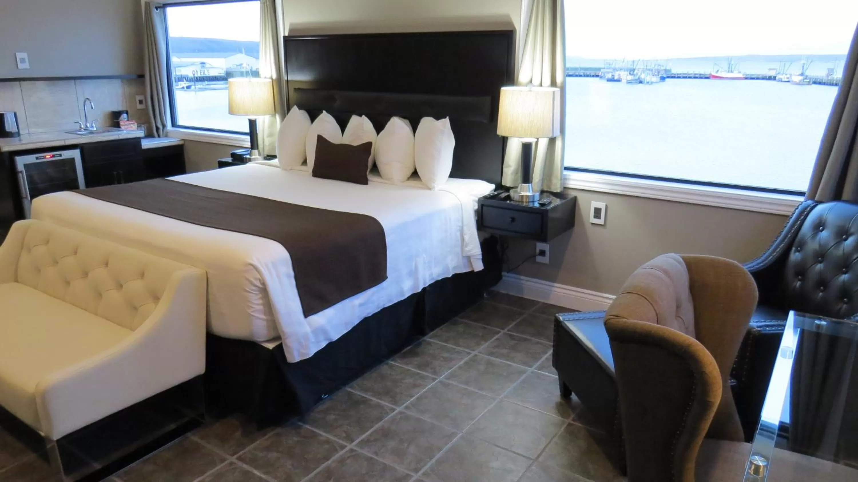 Balcony/Terrace, Bed in Dockside Suites