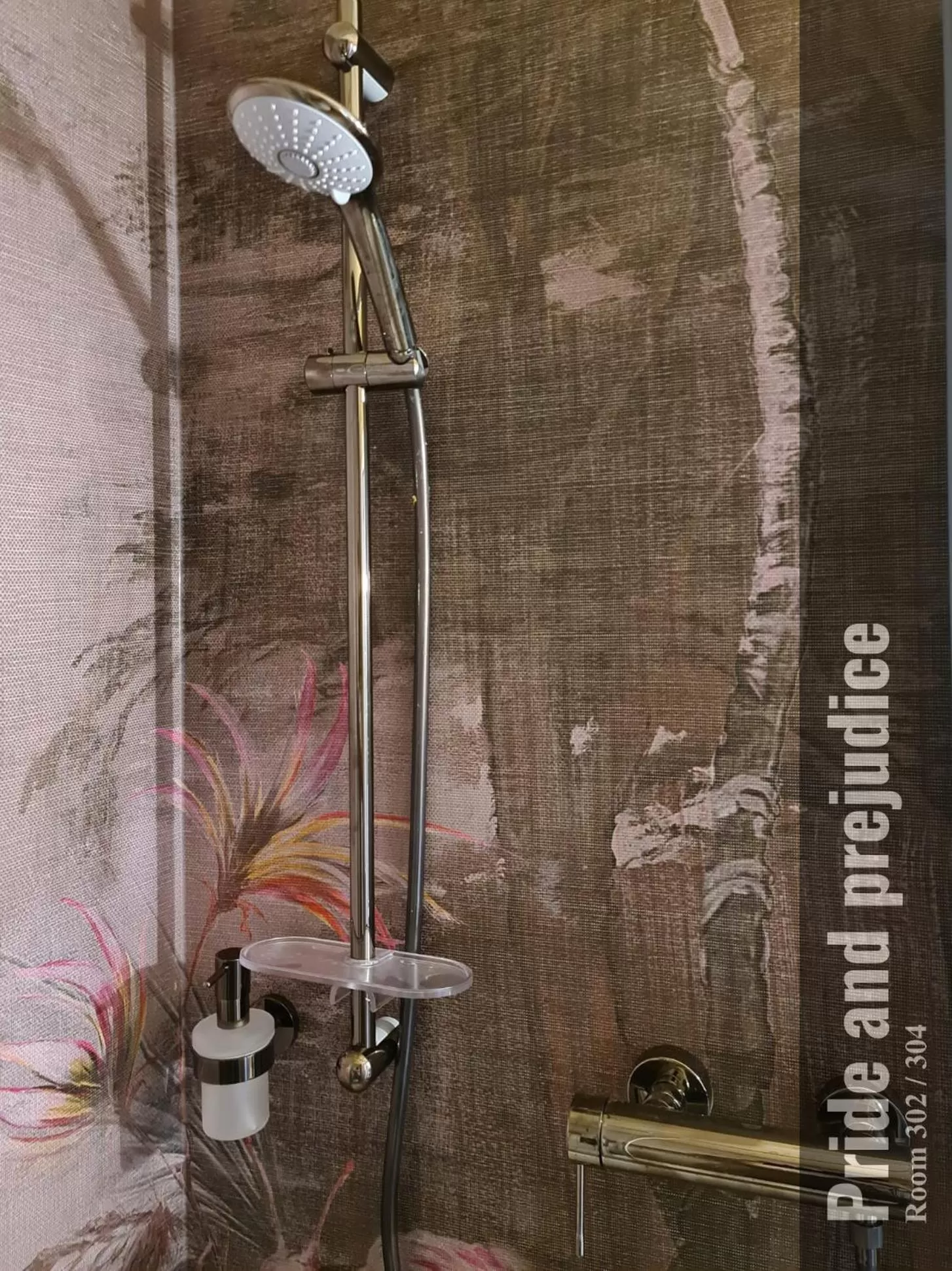 Shower in The Henry Self Check-In Guesthouse