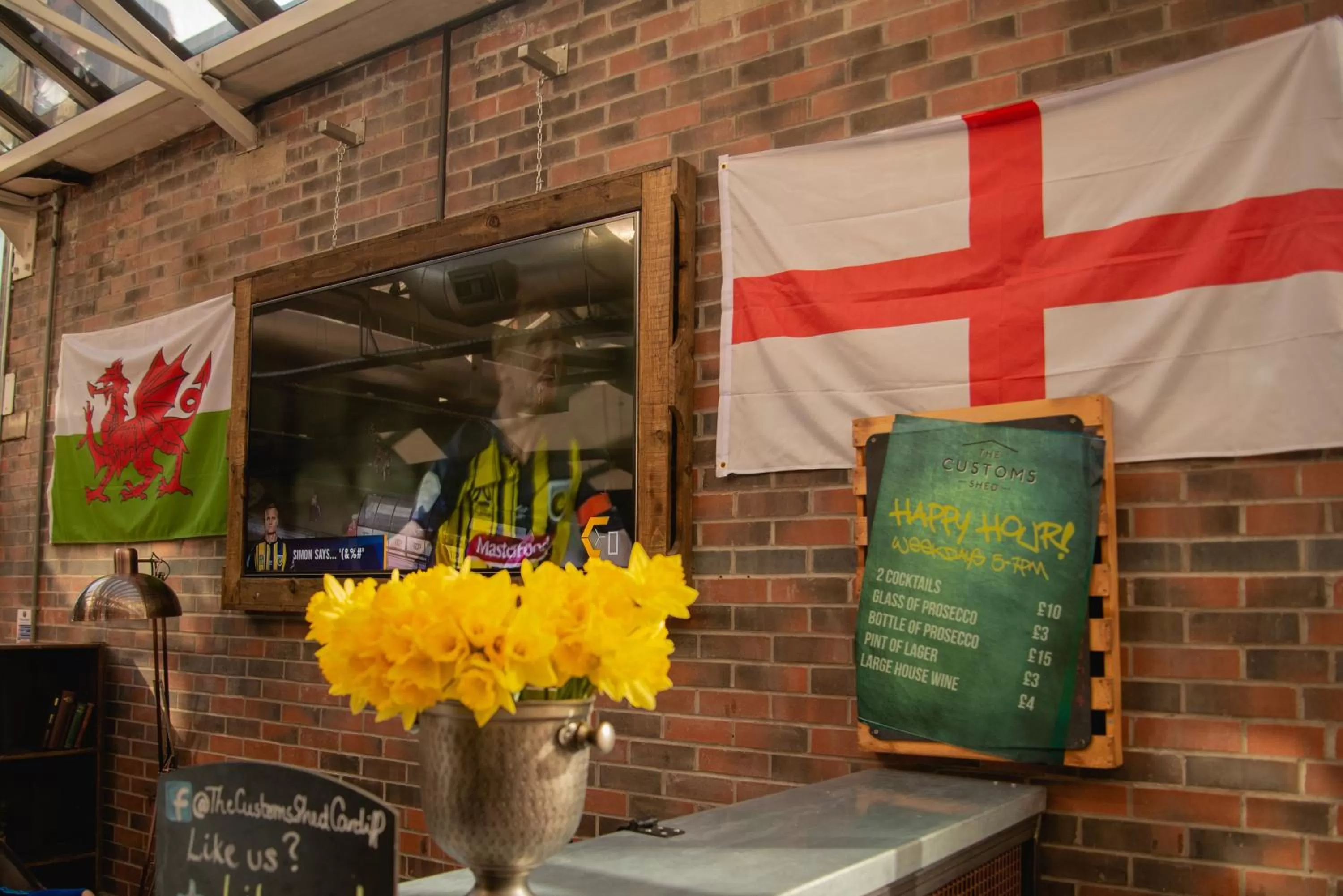 Communal lounge/ TV room in Novotel Cardiff Centre