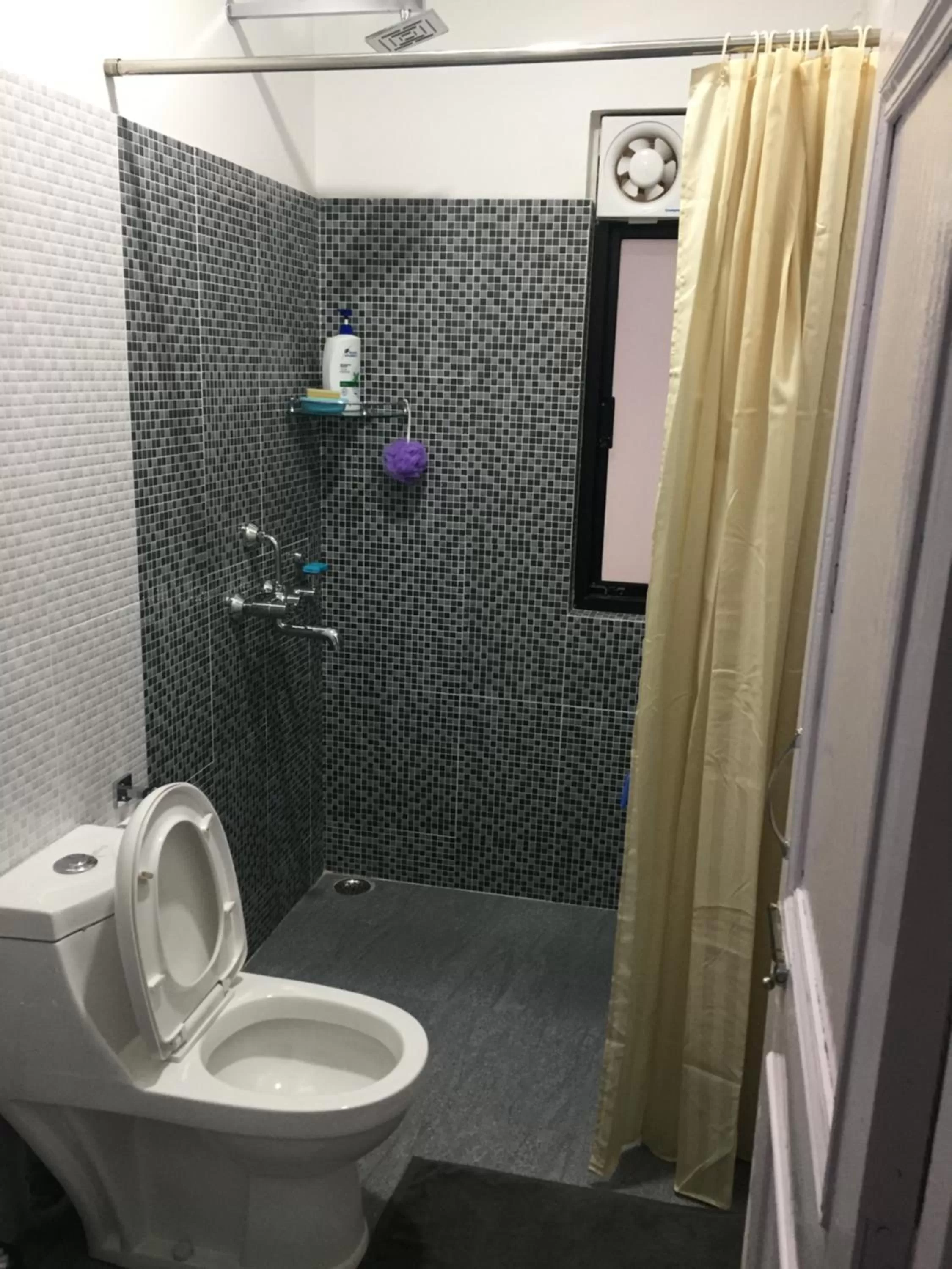 Bathroom in Sleepy Sam -The Traveller’s Hostel