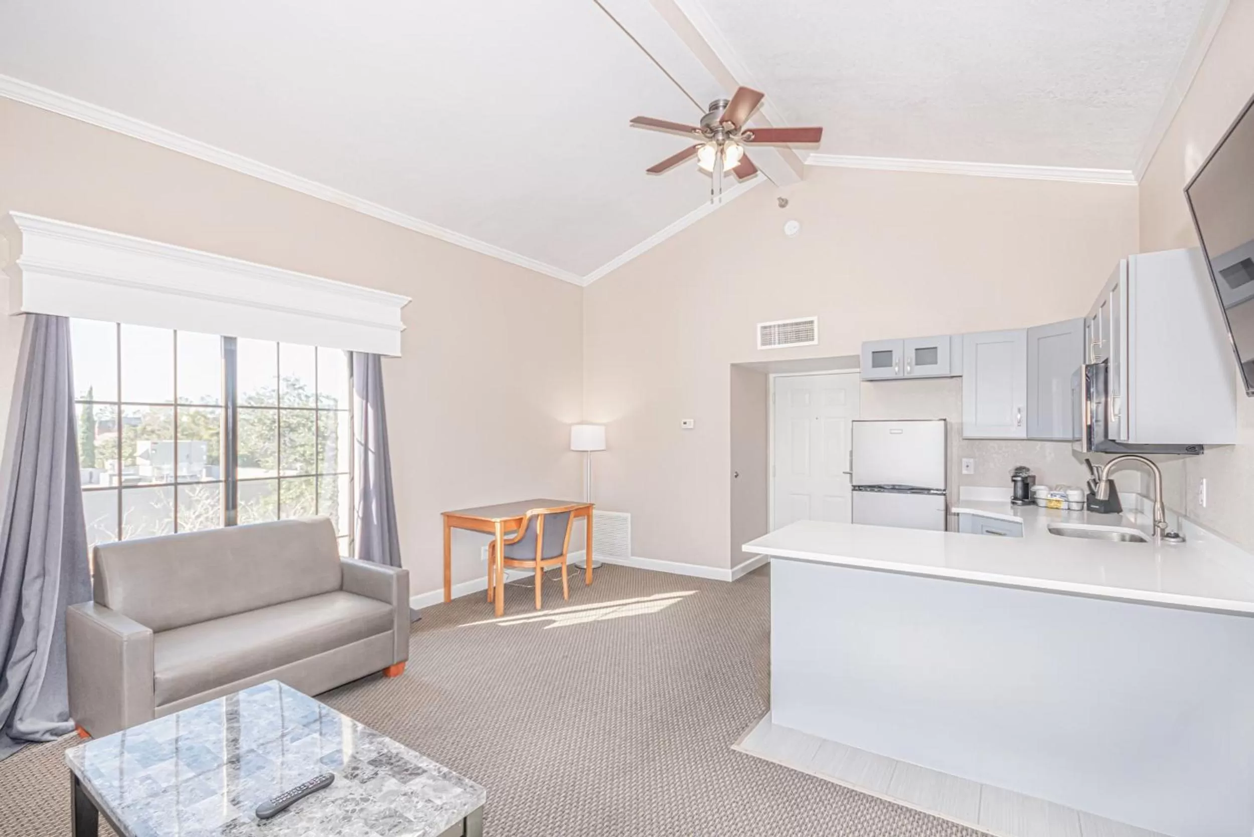 Coffee/tea facilities in Casa Bella Inn & Suites Extended Stay