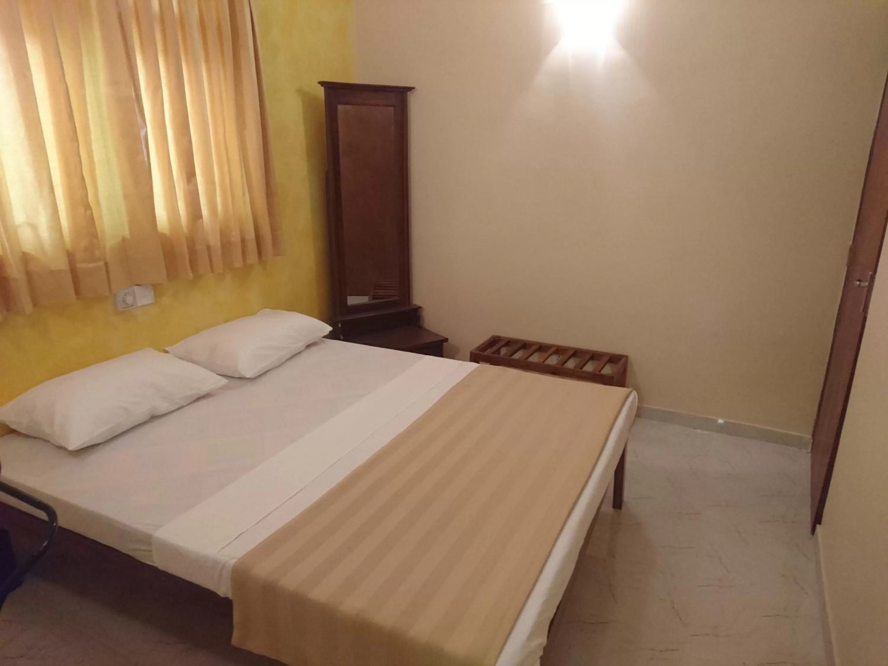 Bed in Shiva Rest Katharagama