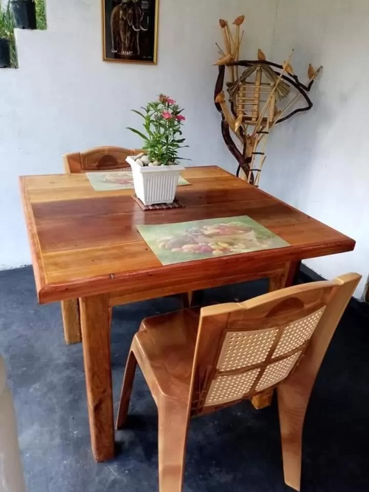Dining Area in The Horizon Root Inn
