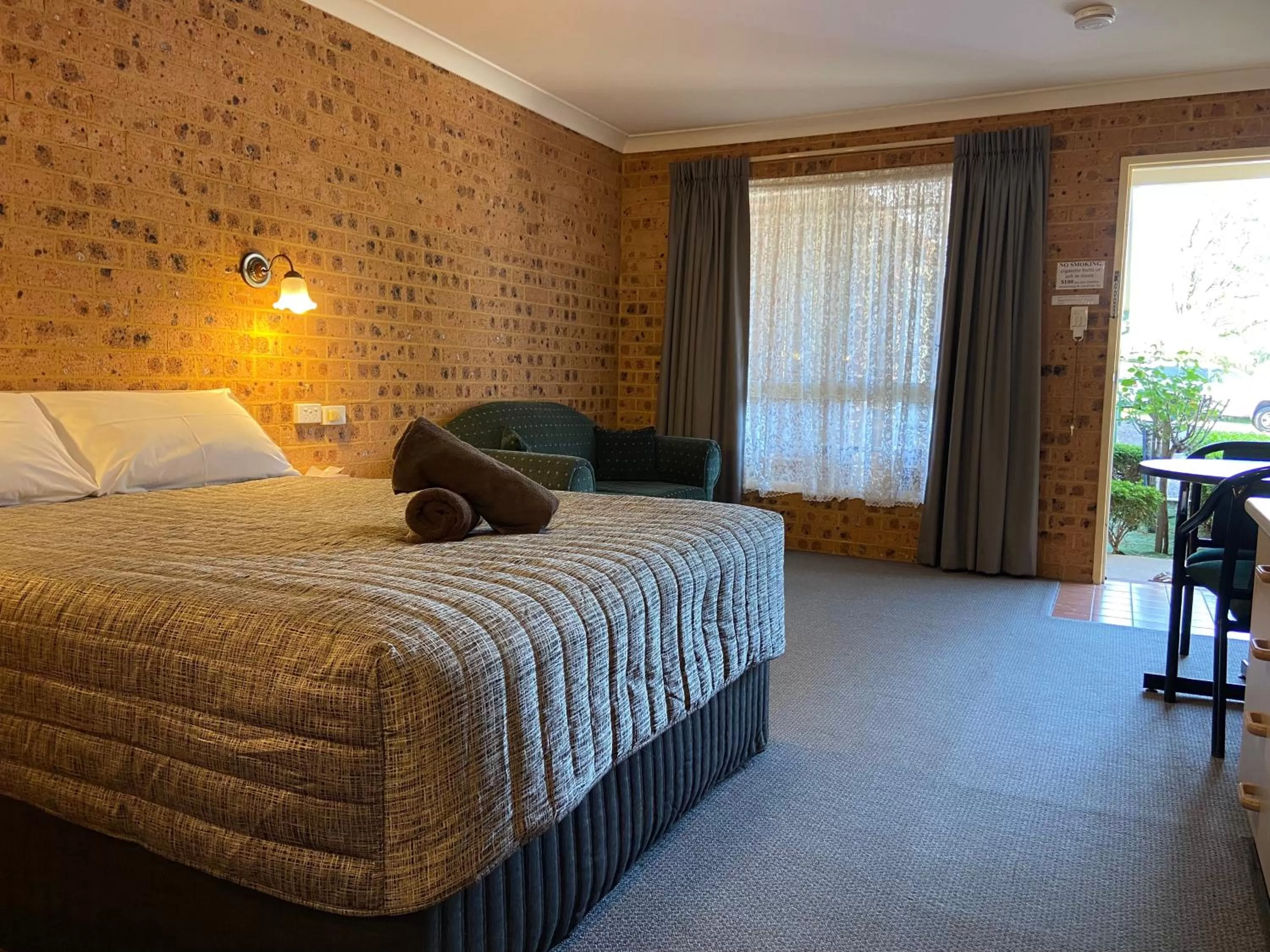 Bedroom, Bed in Aberdeen Motel